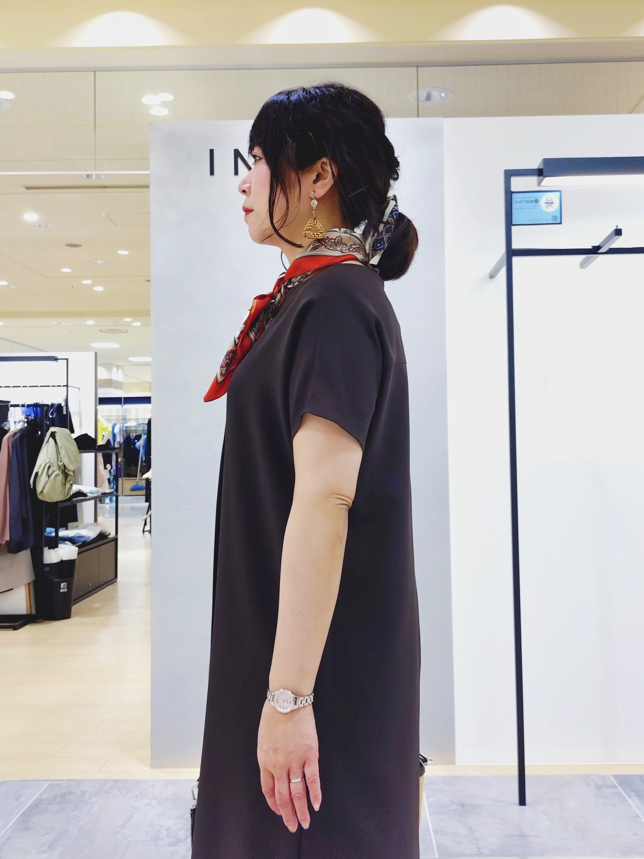 TOMOMIさんの「INDIVI｜【洗える／UVケア／麻調】スキッパーワンピース」を使ったコーディネート