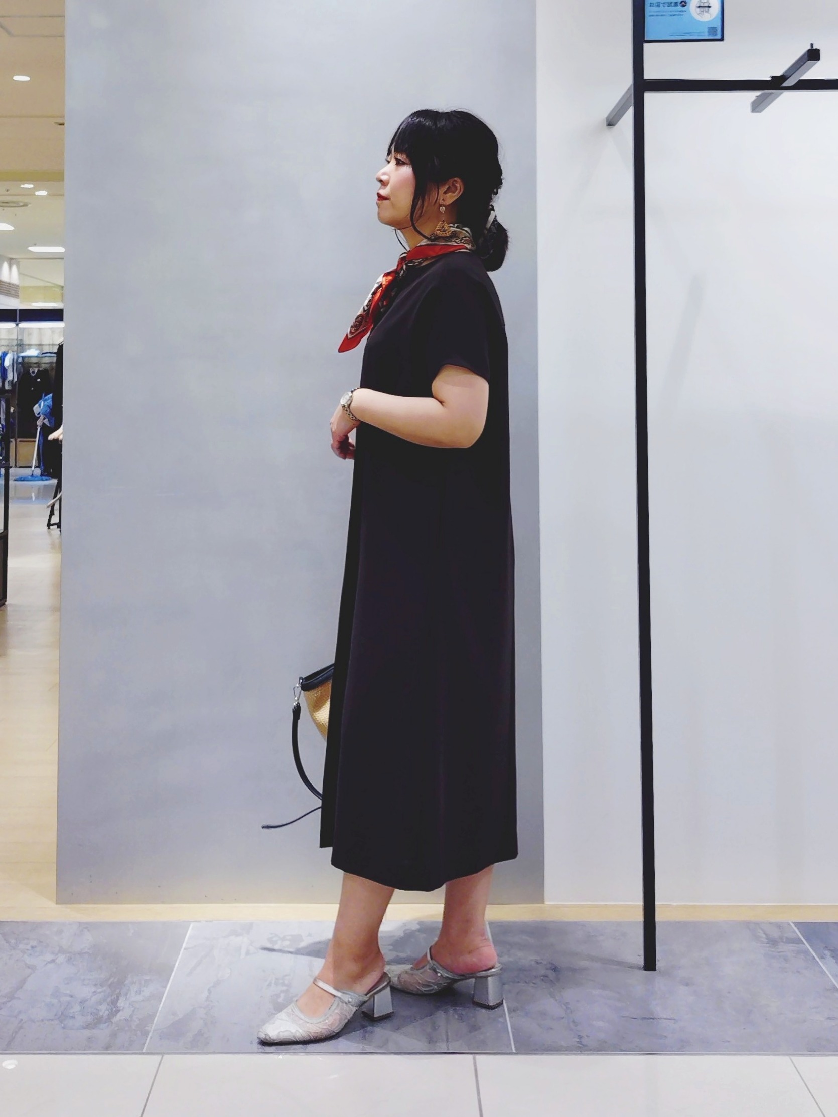 TOMOMIさんの「INDIVI｜【洗える／UVケア／麻調】スキッパーワンピース」を使ったコーディネート