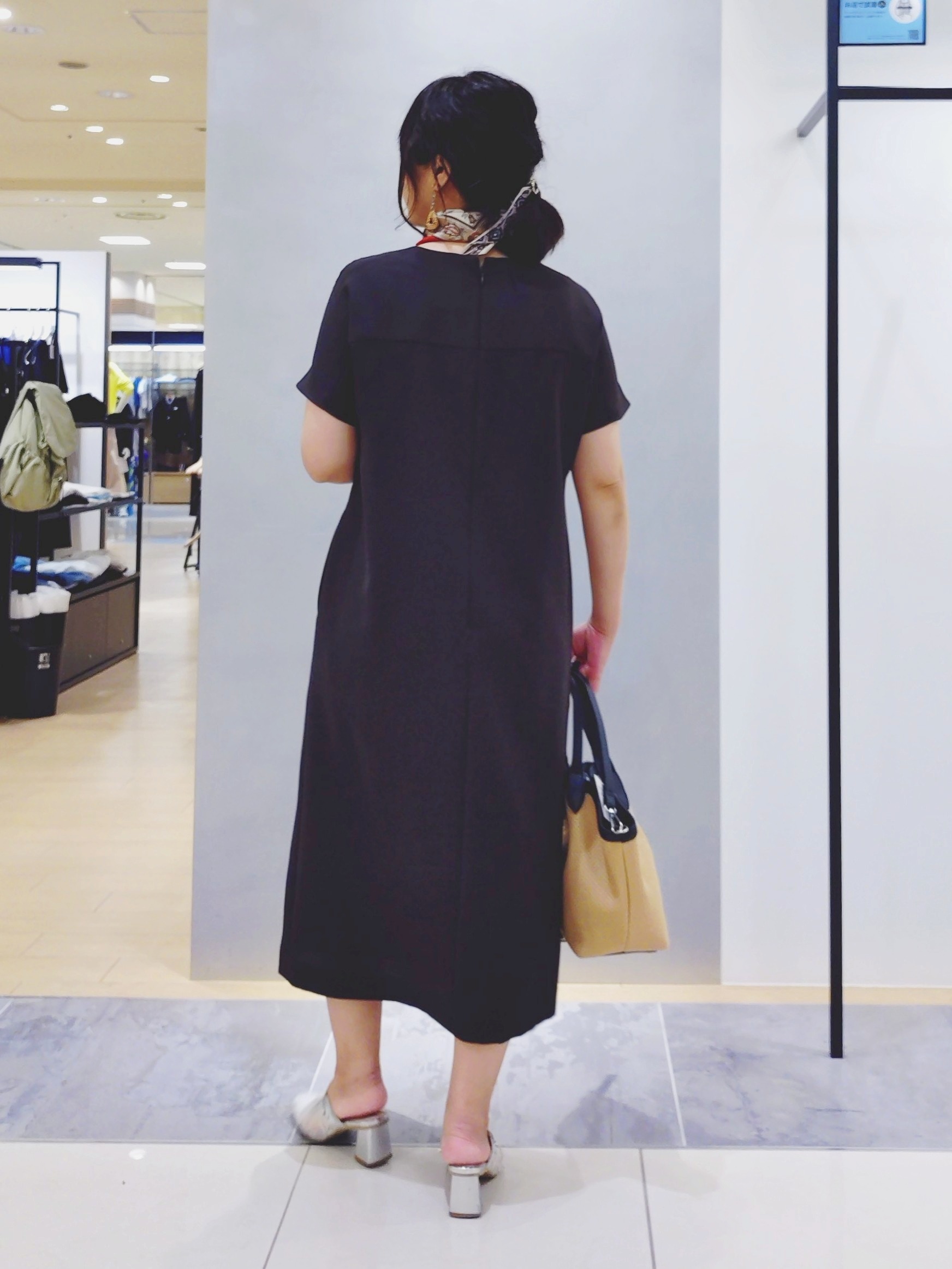 TOMOMIさんの「INDIVI｜【洗える／UVケア／麻調】スキッパーワンピース」を使ったコーディネート