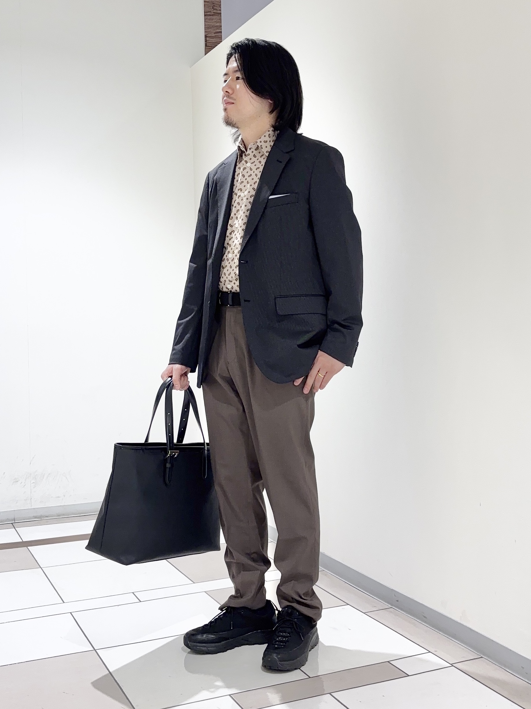 及川さんの「TAKEO KIKUCHI｜【360&deg;ストレッチ／軽量】None Of Stress ライト ジャケット（セットアップ対応）」を使ったコーディネート