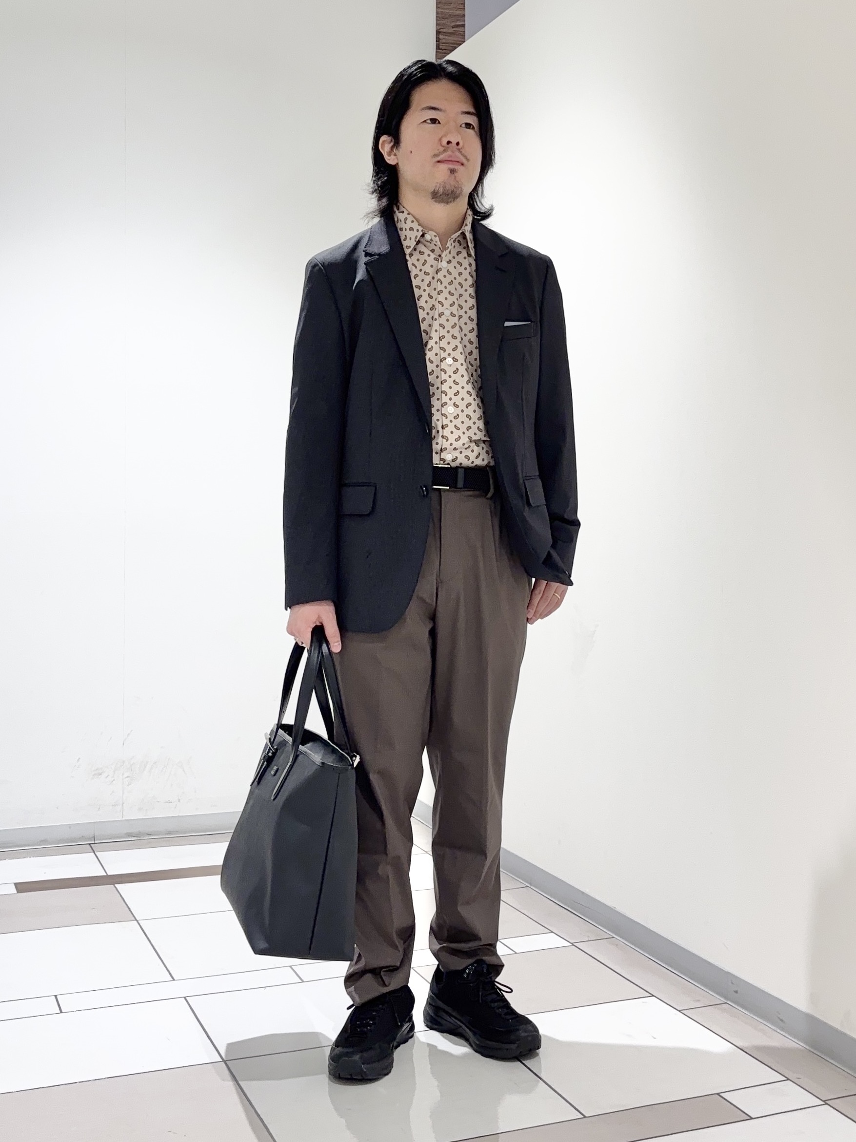及川さんの「TAKEO KIKUCHI｜【360&deg;ストレッチ／軽量】None Of Stress ライト ジャケット（セットアップ対応）」を使ったコーディネート