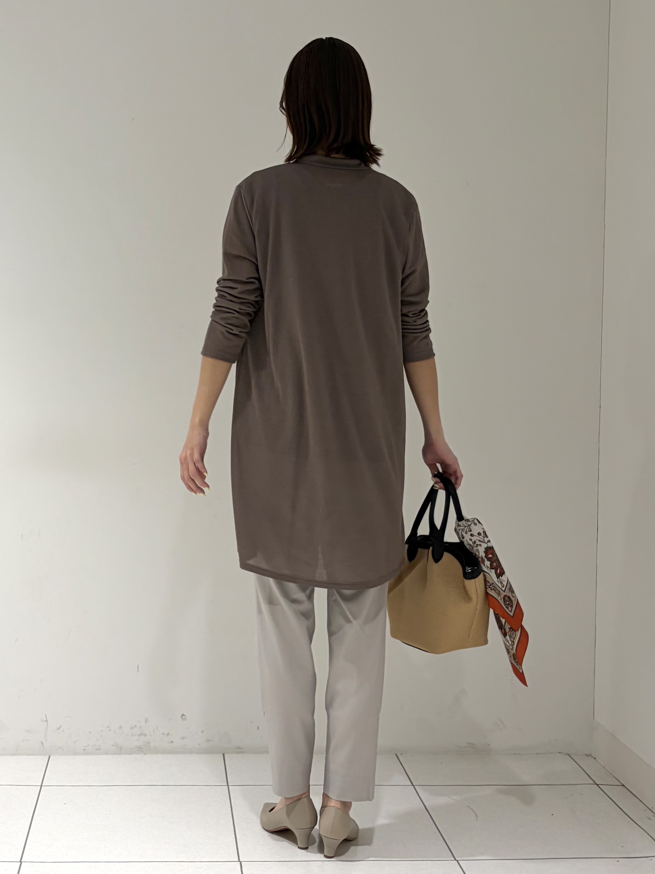 shioriさんの「INDIVI｜【洗える／アンサンブル可能】シアーストライプカーディガン」を使ったコーディネート