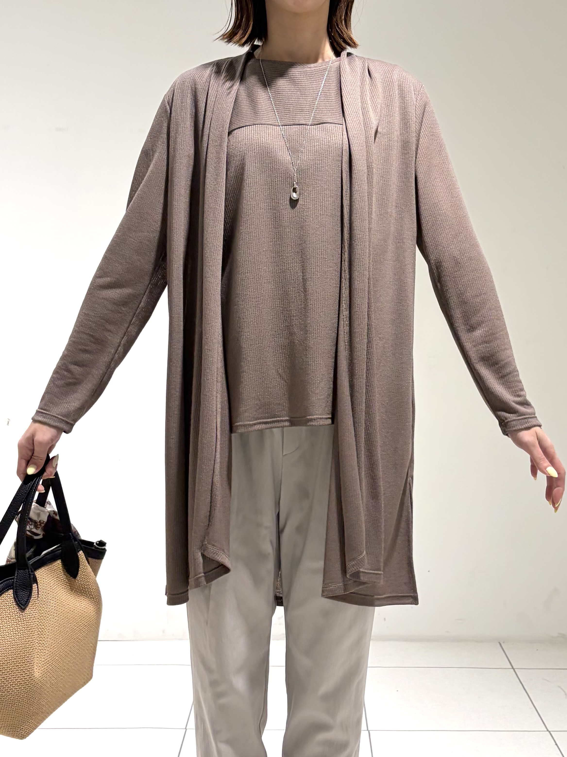 shioriさんの「INDIVI｜【洗える／アンサンブル可能】シアーストライプカーディガン」を使ったコーディネート