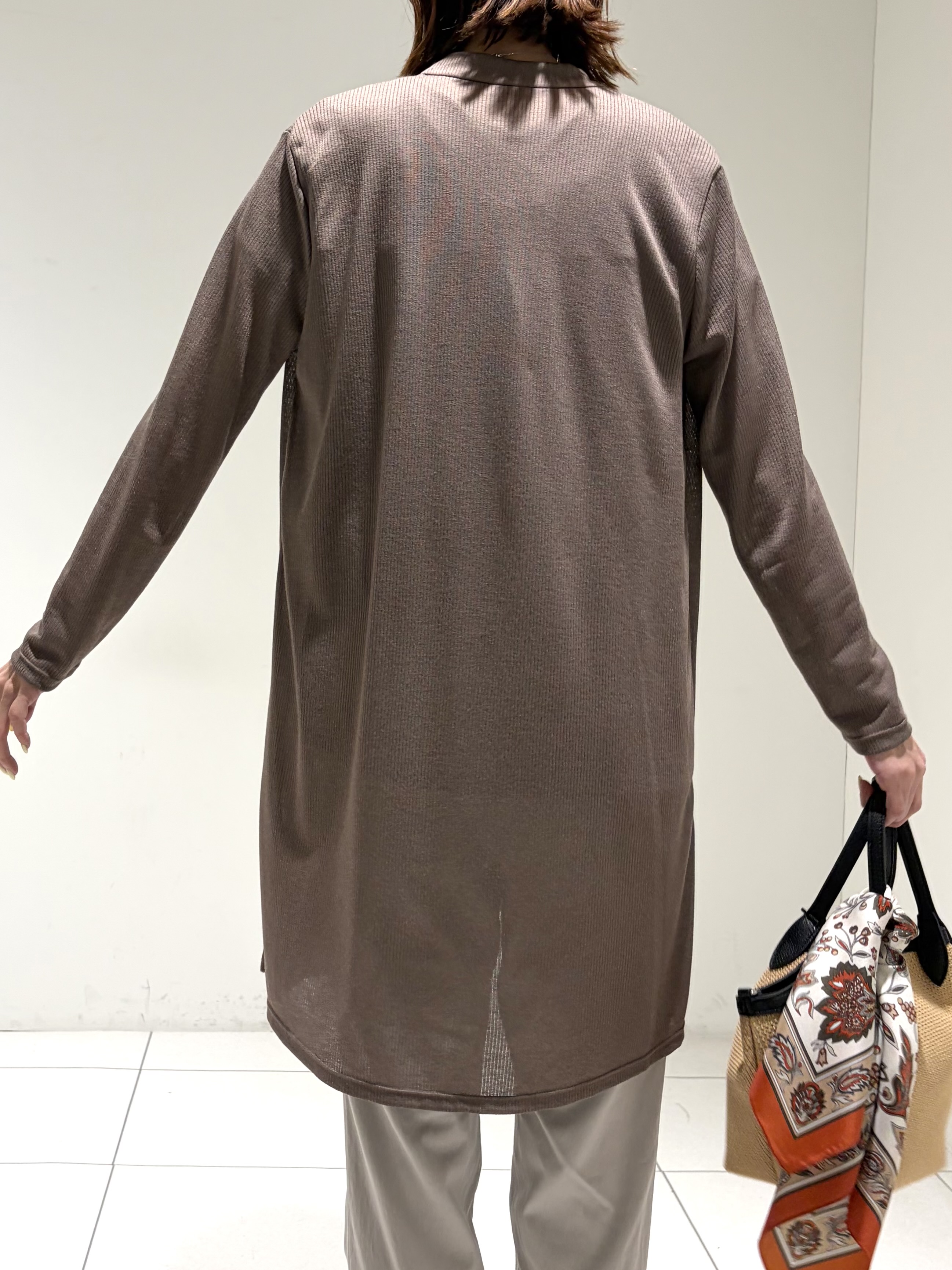 shioriさんの「INDIVI｜【洗える／アンサンブル可能】シアーストライプカーディガン」を使ったコーディネート