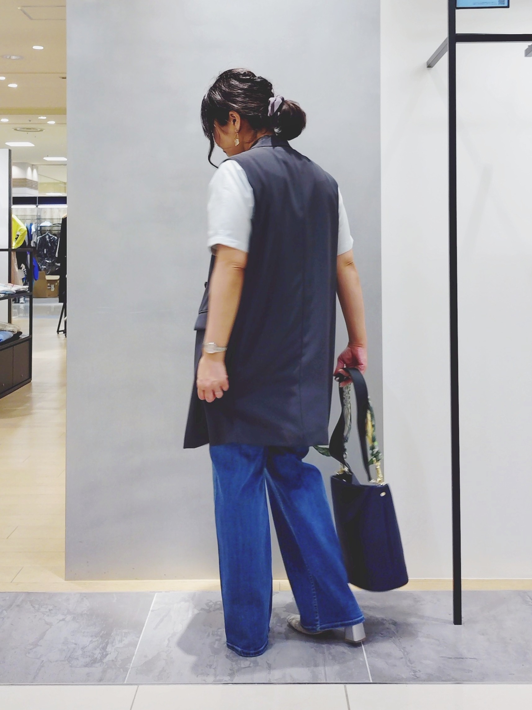 TOMOMIさんの「INDIVI｜【褒められデニム】ワイドストレート デニムパンツ」を使ったコーディネート
