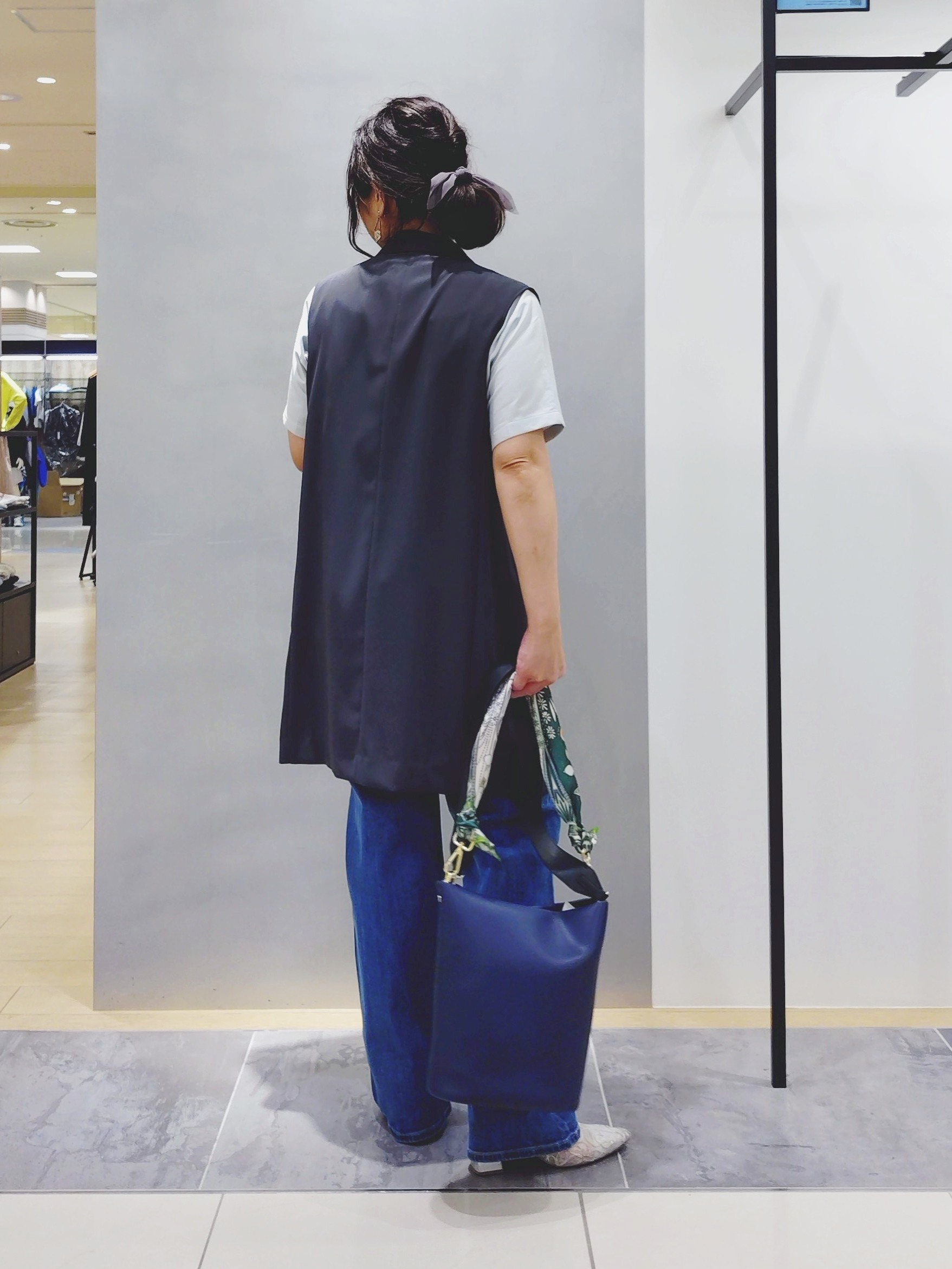 TOMOMIさんの「INDIVI｜【褒められデニム】ワイドストレート デニムパンツ」を使ったコーディネート