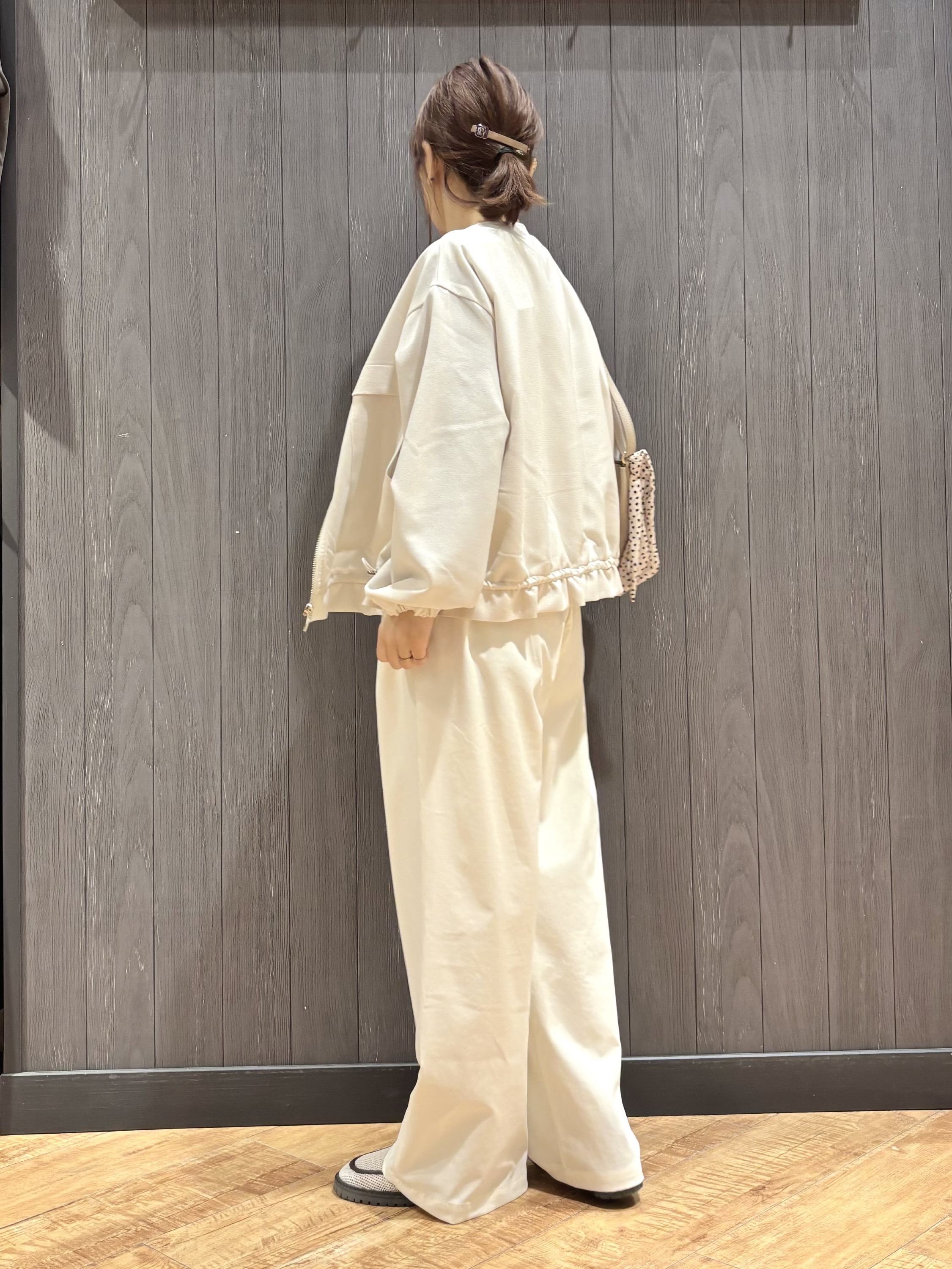 meiさんの「SHOO･LA･RUE｜【UVカット/接触冷感】上品に涼し気 とろみタックノースリーブトップス」を使ったコーディネート