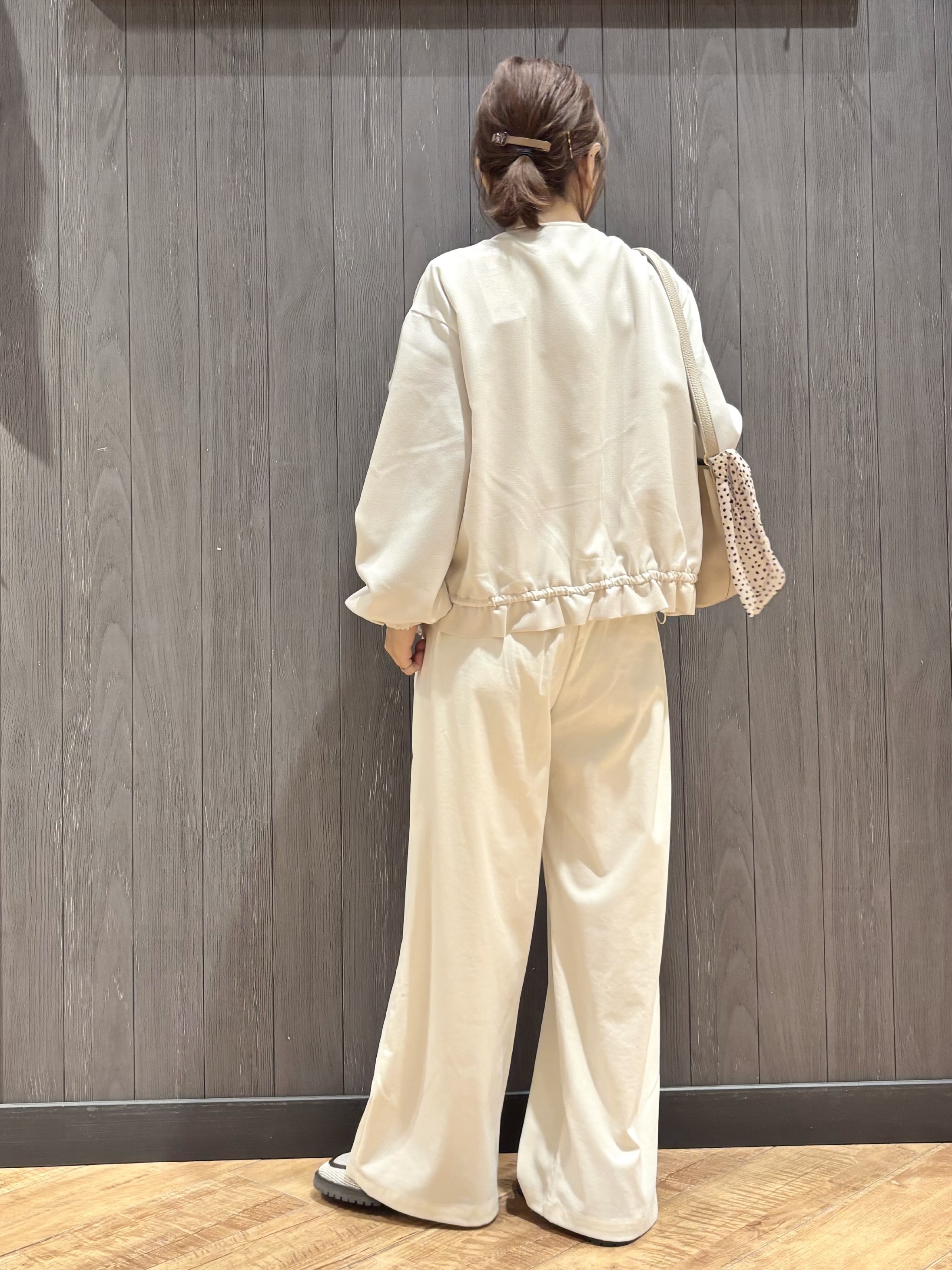 meiさんの「SHOO･LA･RUE｜【UVカット/接触冷感】上品に涼し気 とろみタックノースリーブトップス」を使ったコーディネート