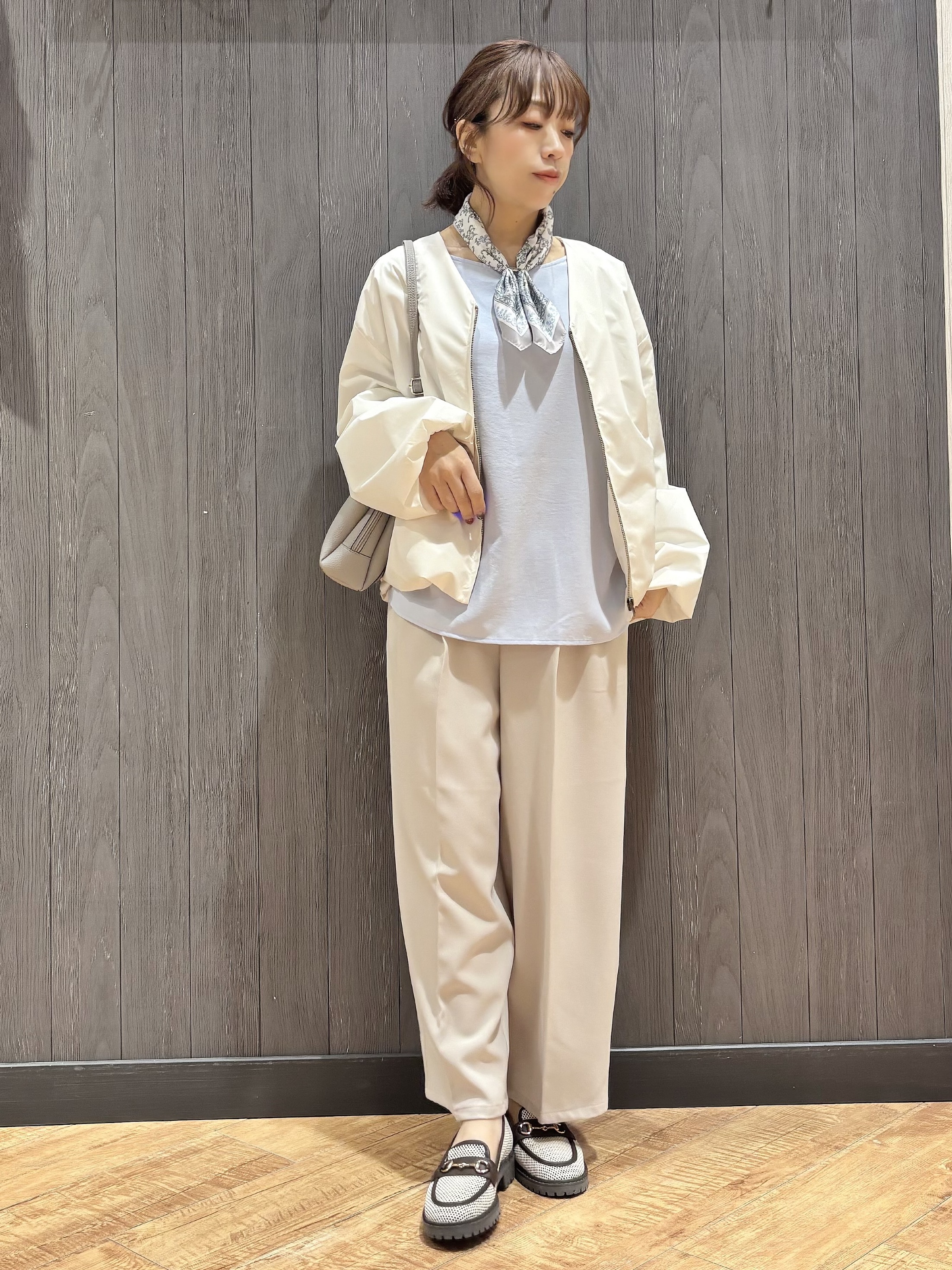 meiさんの「SHOO･LA･RUE｜【防風/撥水/S-LL】お顔回りすっきり見え　Vネックバルーンブルゾン」を使ったコーディネート