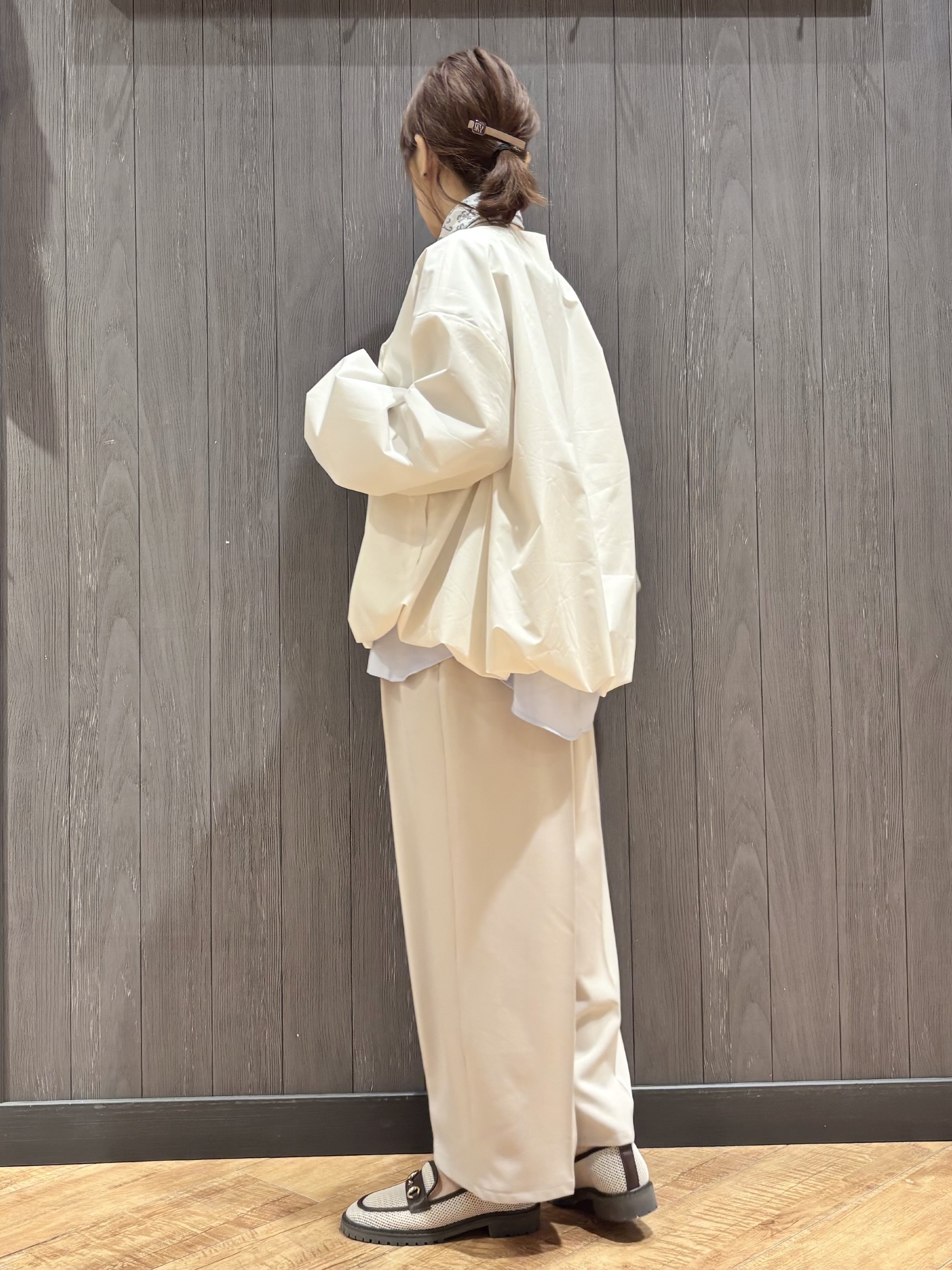 meiさんの「SHOO･LA･RUE｜【防風/撥水/S-LL】お顔回りすっきり見え　Vネックバルーンブルゾン」を使ったコーディネート