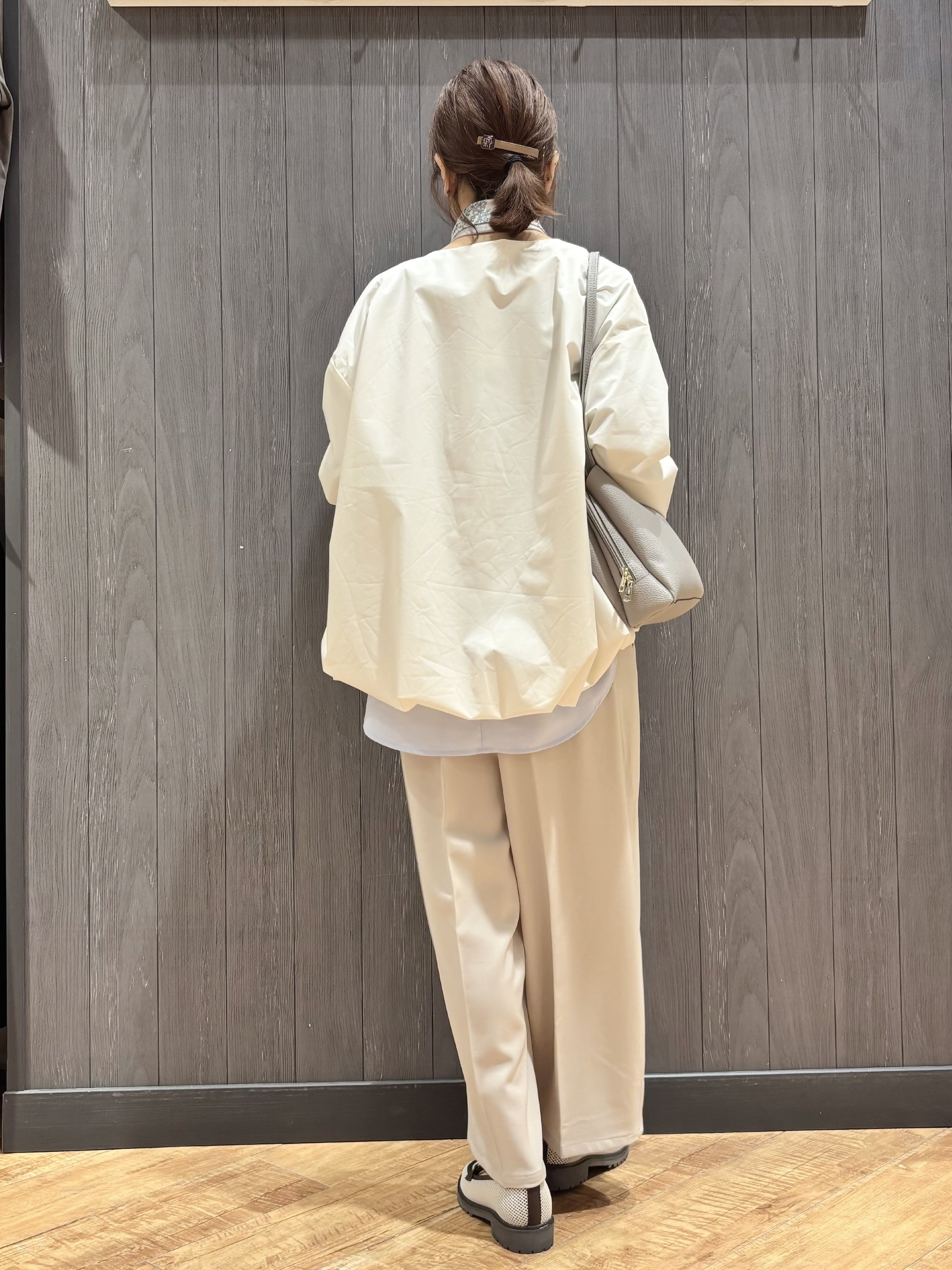 meiさんの「SHOO･LA･RUE｜【防風/撥水/S-LL】お顔回りすっきり見え　Vネックバルーンブルゾン」を使ったコーディネート