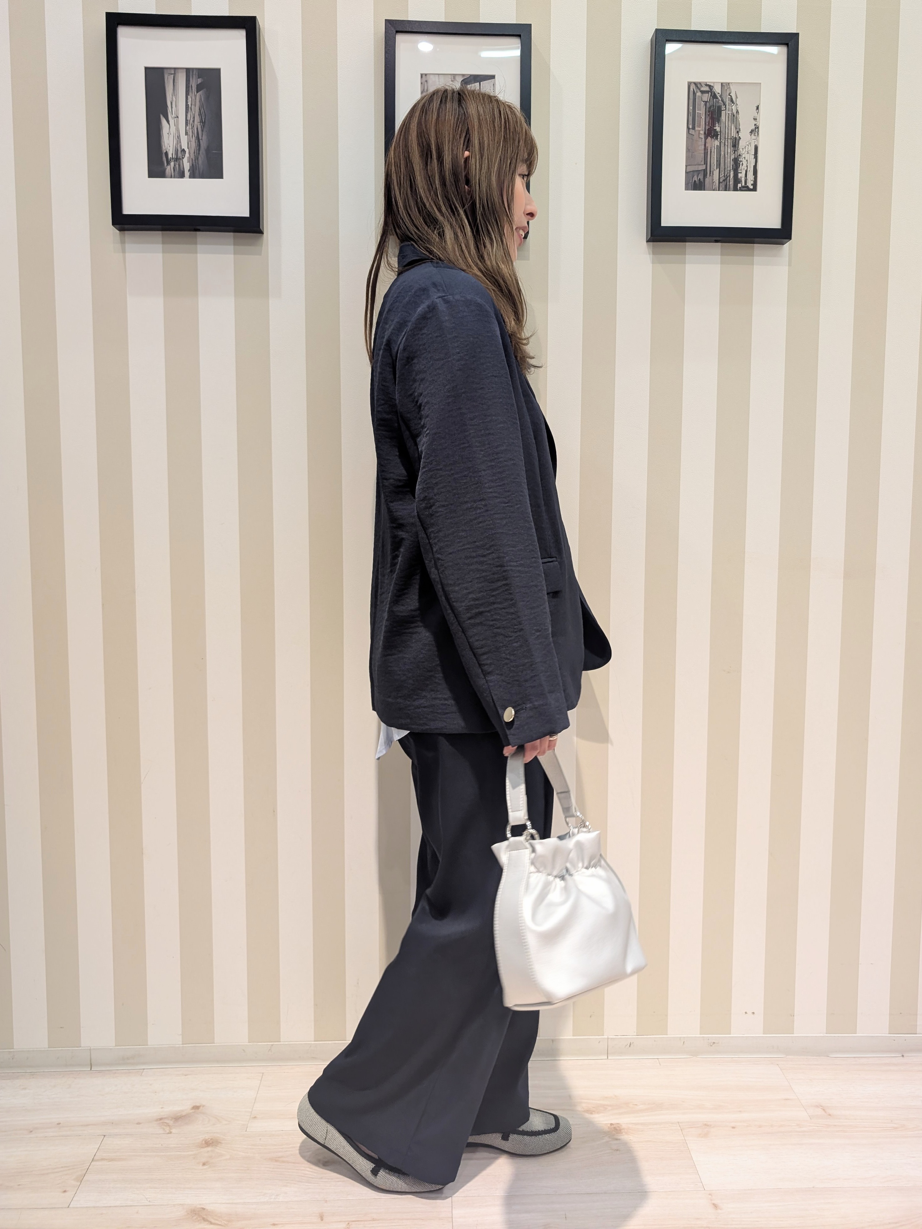 otaさんの「SHOO･LA･RUE｜【S-LL/7分袖】首元をすっきり魅せる　大人の上品サテンブラウス」を使ったコーディネート