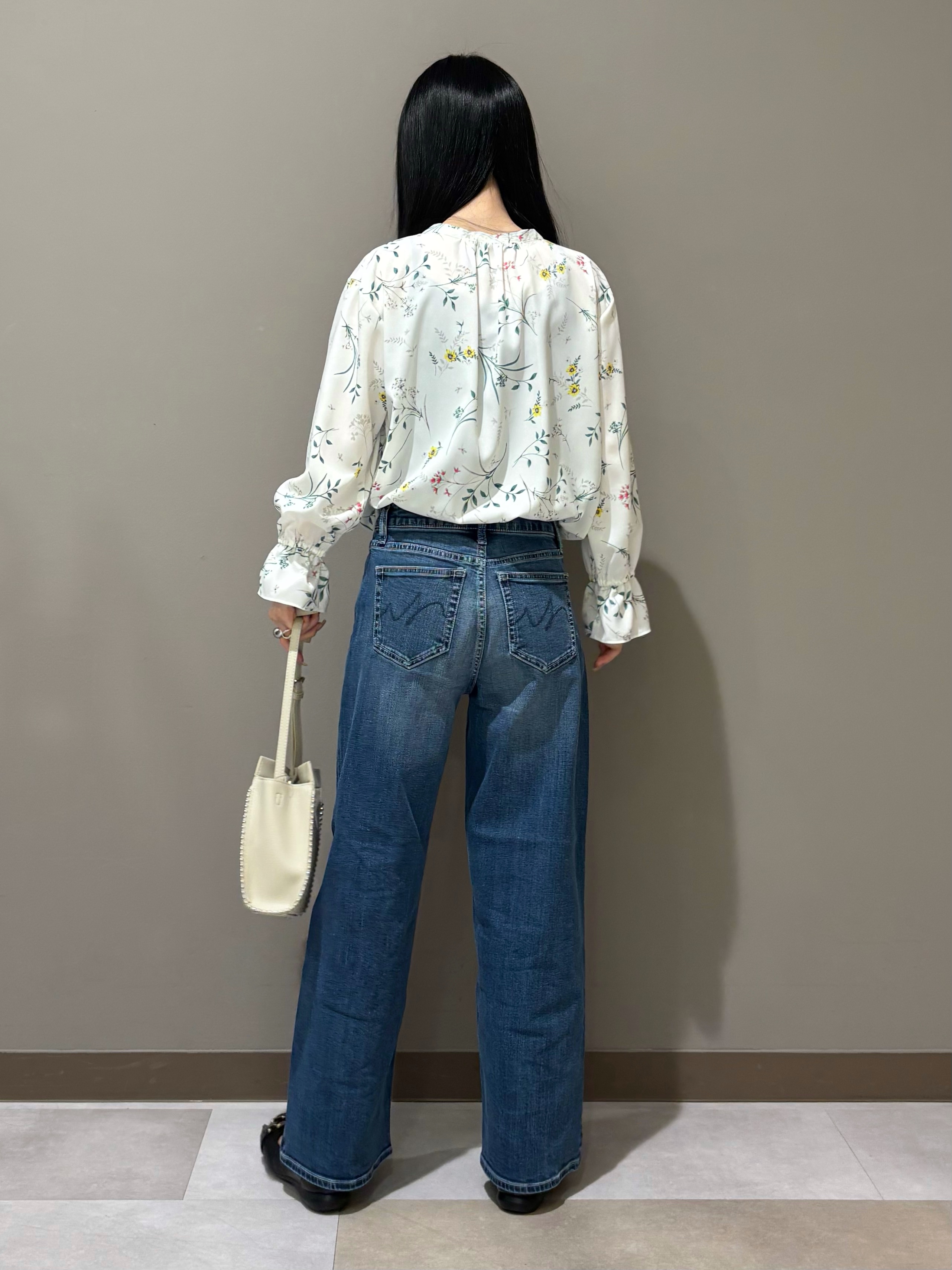 KEIKOさんの「INDIVI｜【SETUP可能】モダンフラワー柄キャンディスリーブブラウス」を使ったコーディネート