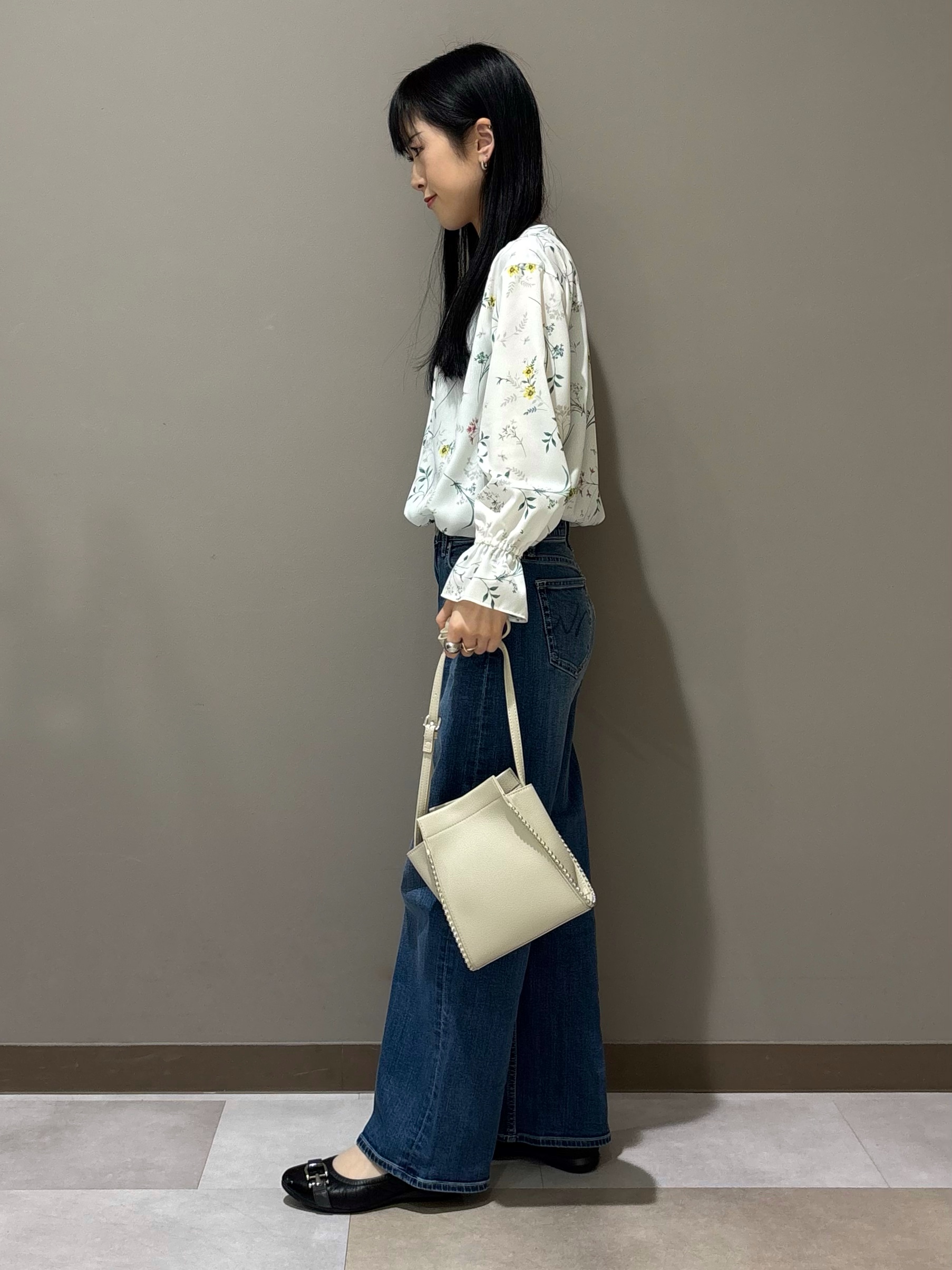 KEIKOさんの「INDIVI｜【SETUP可能】モダンフラワー柄キャンディスリーブブラウス」を使ったコーディネート