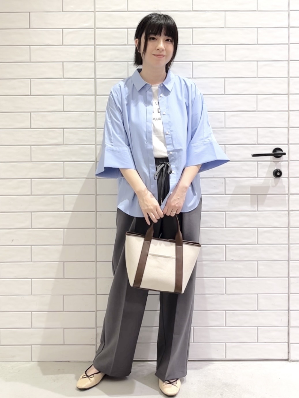 しおりさんの「OPAQUE.CLIP｜【接触冷感】ハーフスリーブシャツ《洗濯機OK／防シワ加工》」を使ったコーディネート