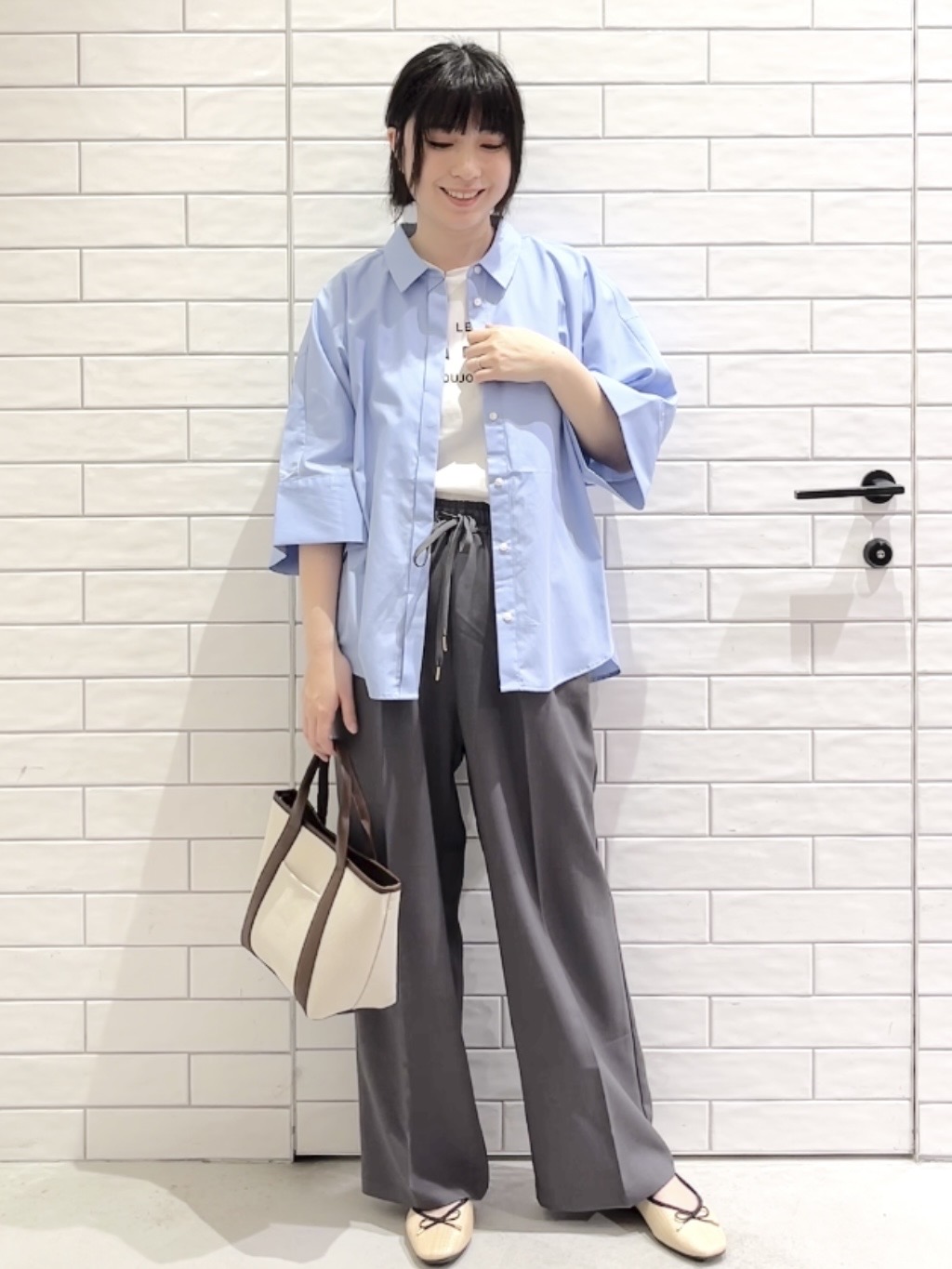 しおりさんの「OPAQUE.CLIP｜【接触冷感】ハーフスリーブシャツ《洗濯機OK／防シワ加工》」を使ったコーディネート