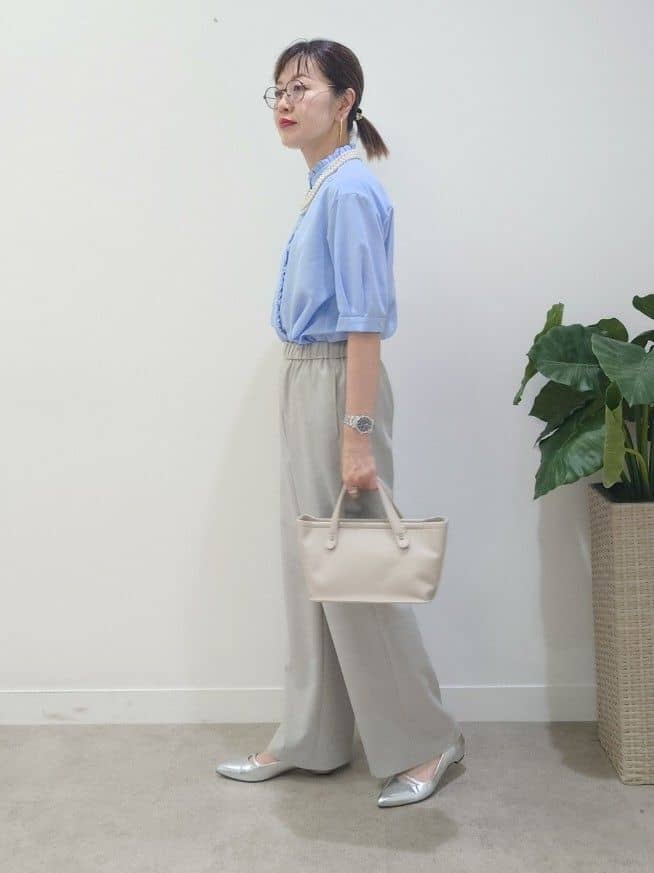 MUTSUKOさんの「UNTITLED｜【接触冷感/通気性/洗える】スタンドカラーフリルブラウス」を使ったコーディネート