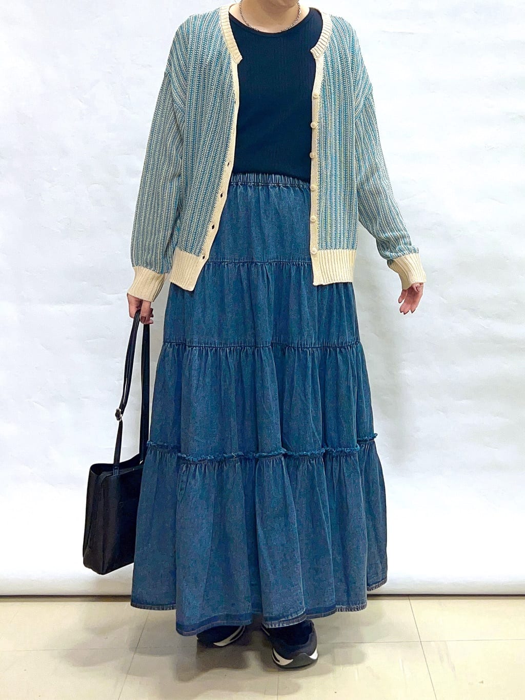 まっつんさんの「SHOO･LA･RUE｜【洗濯機可/S-LL】キーネックでお顔周りすっきり ざっくり編みカーディガン」を使ったコーディネート