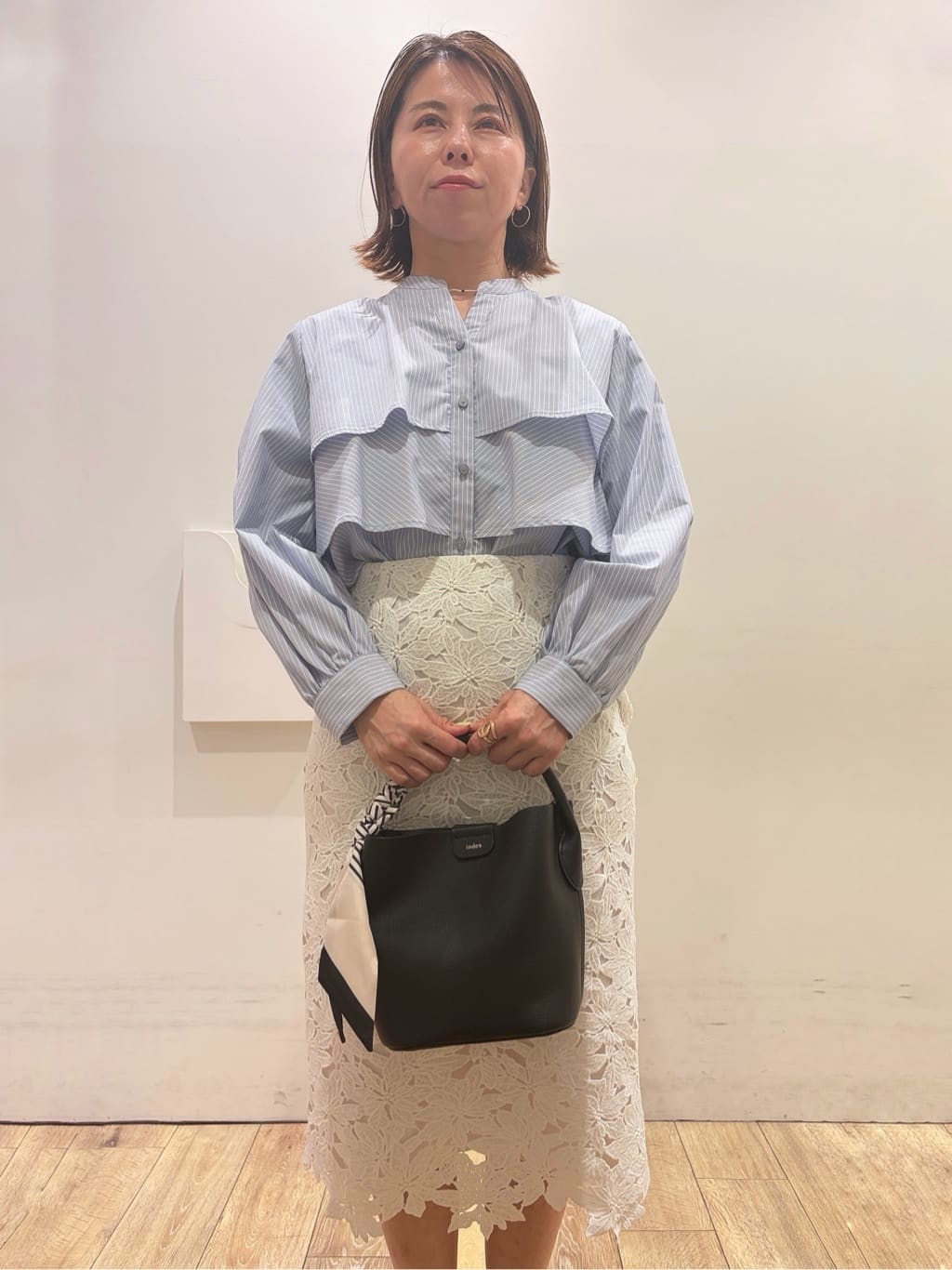 YUKOさんの「index｜フリルキーネックシャツ【洗濯機OK／イージーアイロン／防シワ】《XS～LL／7col》」を使ったコーディネート