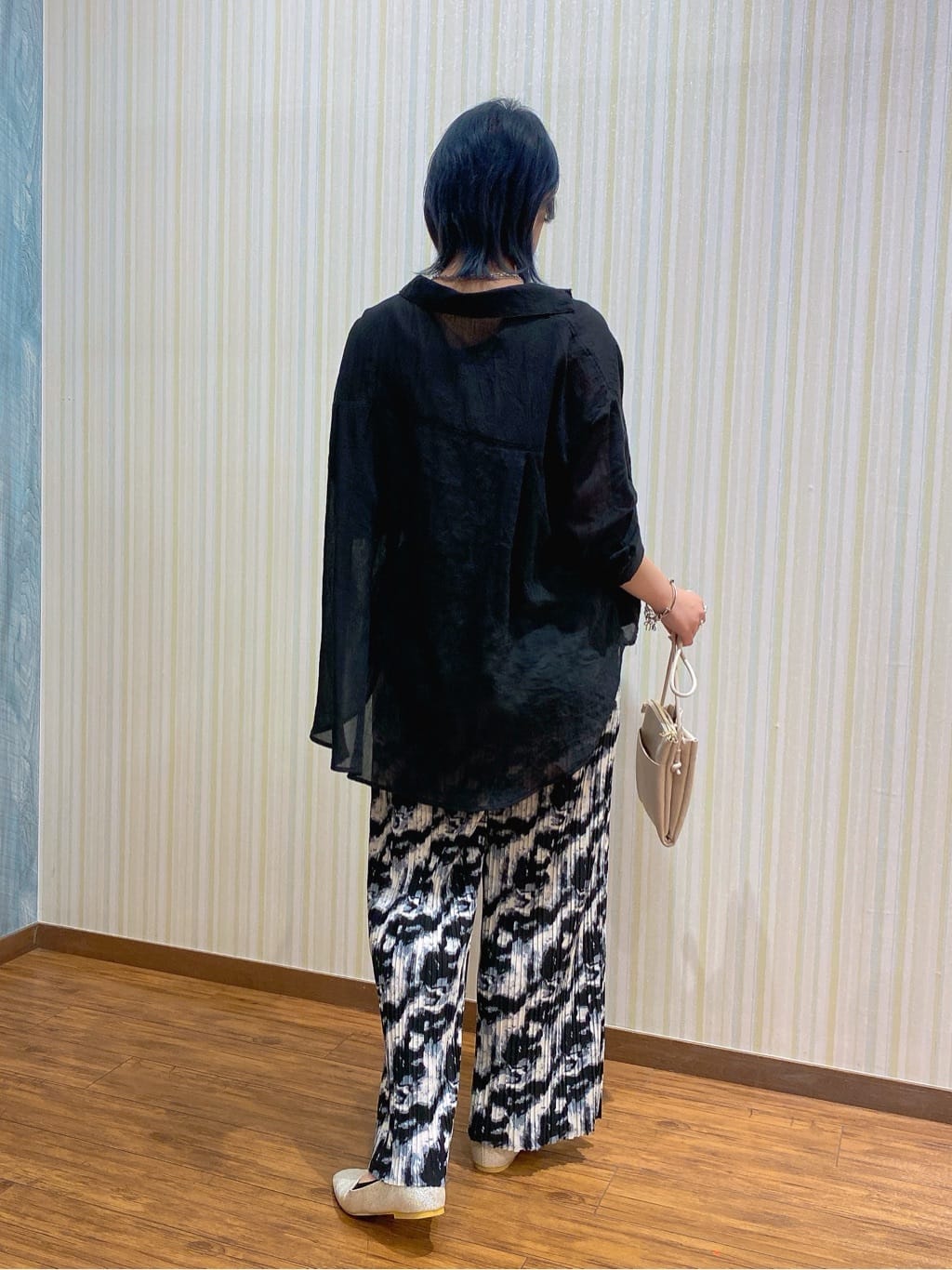 ayaさんの「SHOO･LA･RUE｜【洗濯機可】スクエアネックが小顔効果に　きらきらラメタンクトップ」を使ったコーディネート