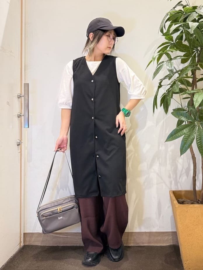 misakiさんの「SHOO･LA･RUE｜【2点セット/洗濯機可/S-LL】ジレにもなるジャンスカ+5分袖Tシャツ」を使ったコーディネート