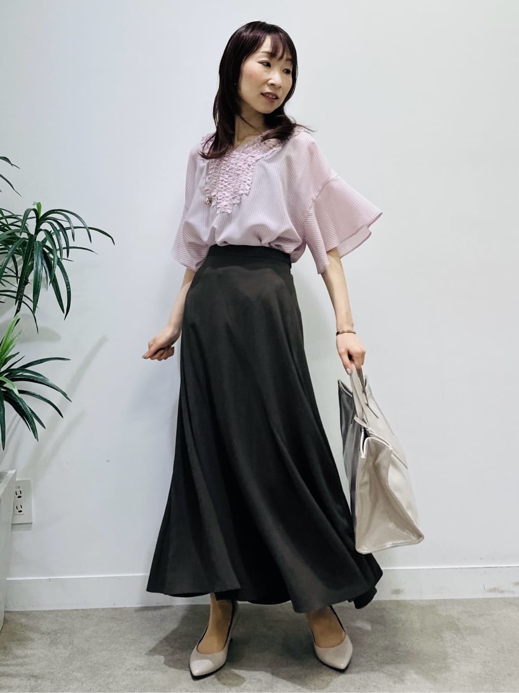 Miwaさんの「UNTITLED｜【接触冷感/通気性/洗える】Vネックフリルブラウス」を使ったコーディネート
