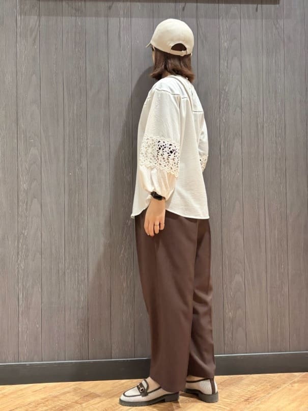 meiさんの「SHOO･LA･RUE｜【洗濯機可/7分袖】インせず着られる 透かし編み柄が上品な レース切替シャツ」を使ったコーディネート
