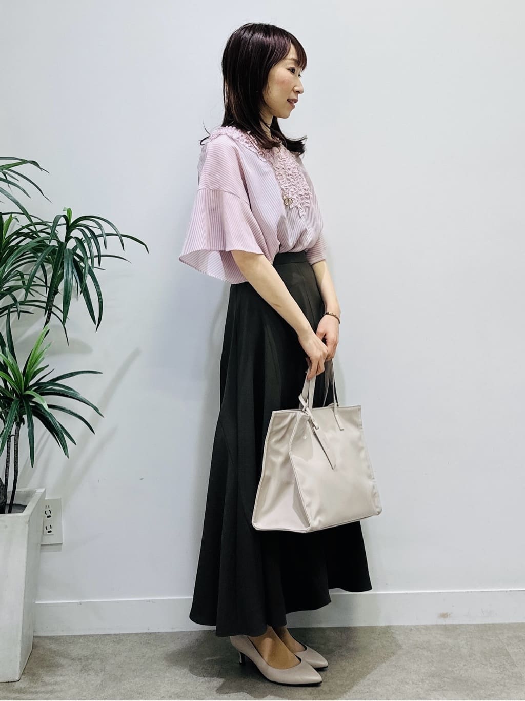 Miwaさんの「UNTITLED｜【接触冷感/通気性/洗える】Vネックフリルブラウス」を使ったコーディネート
