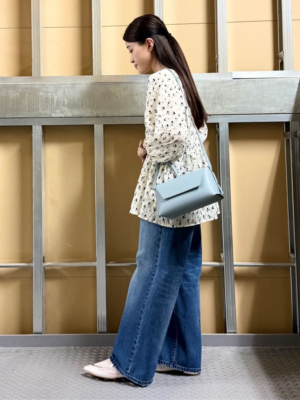 sahoさんの「THE SHOP TK｜大人のフェミニンスタイルに 花柄楊柳シャーリングブラウス」を使ったコーディネート