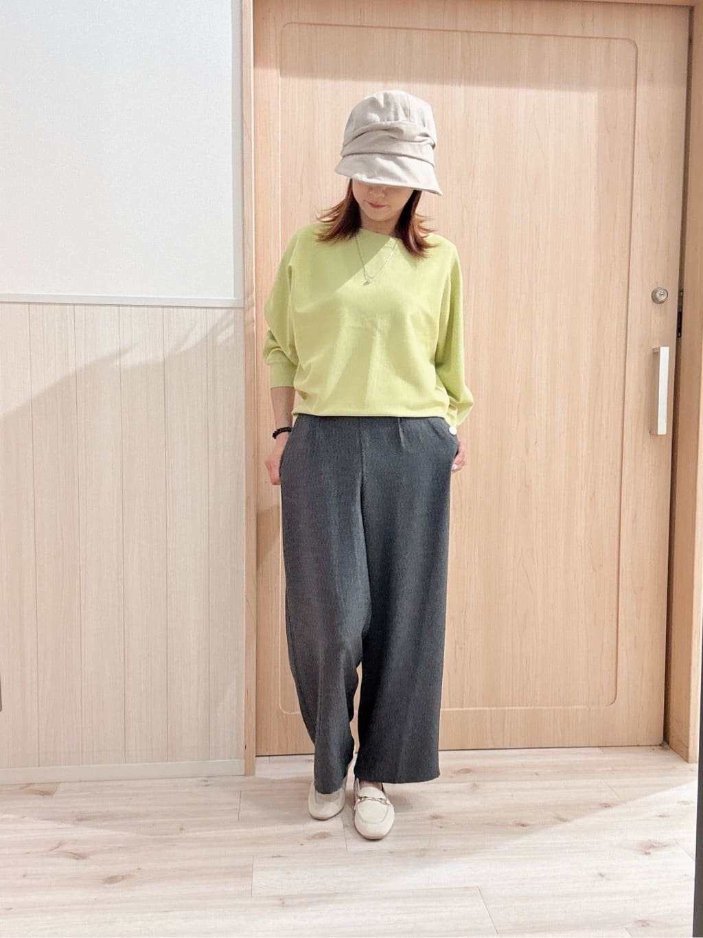 モカさんの「SHOO･LA･RUE｜【S-LL/UV】季節の変わり目に ゴールドパーツが上品なフード付きブルゾン」を使ったコーディネート