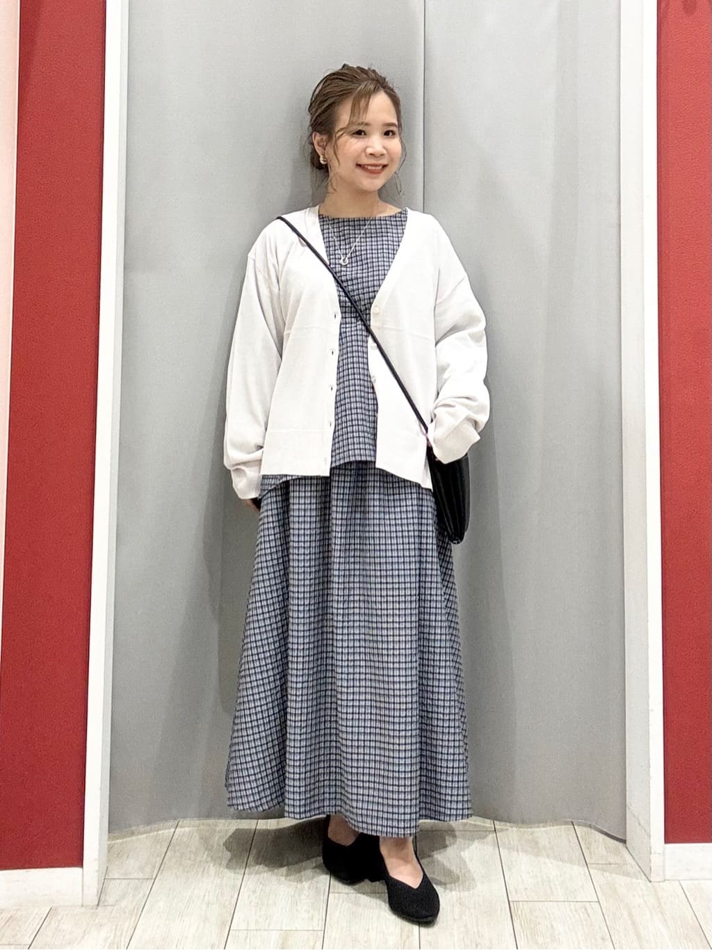 shioさんの「SHOO･LA･RUE｜【洗濯機可/UV】さらっとしたタッチが心地よい ショート丈 Vネックカーディガン」を使ったコーディネート