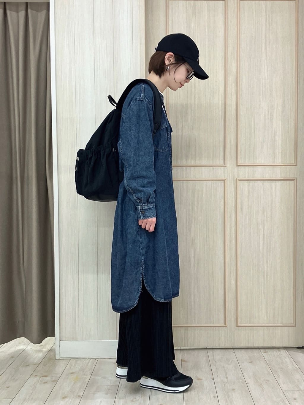 Turnerさんの「SHOO･LA･RUE｜【ライトオンスデニム/S-LL/体型カバー】首元すっきり ワンピにもなるロングデニムシャツ」を使ったコーディネート