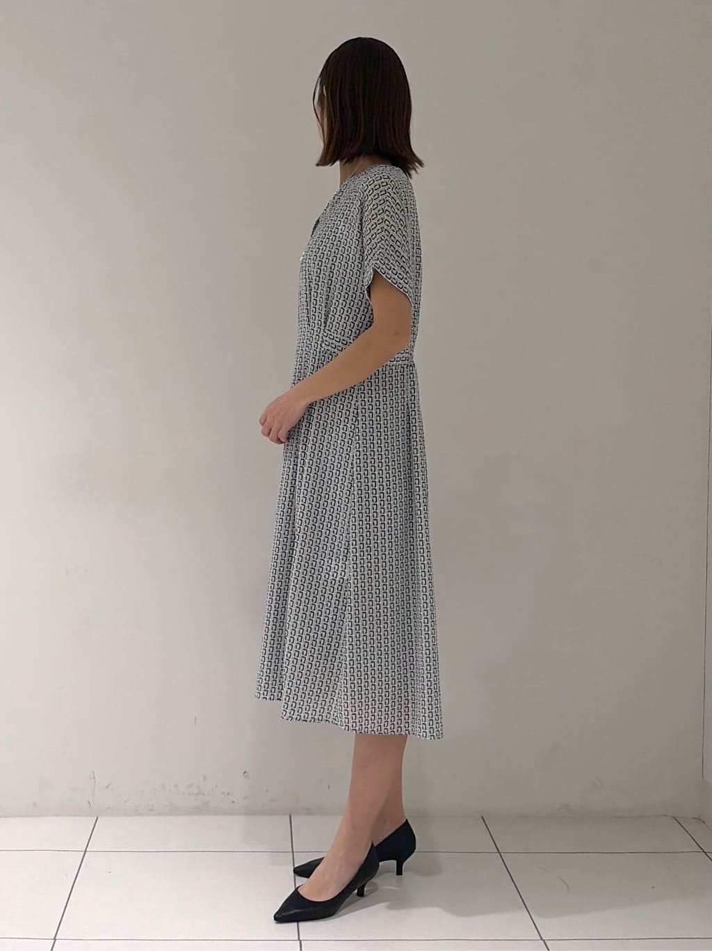 shioriさんの「INDIVI｜【洗える】無地＆チェーン柄 シャーリングサッカーワンピース」を使ったコーディネート