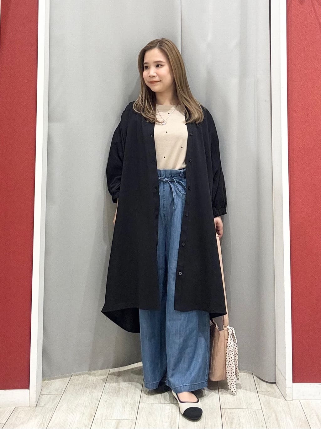 shioさんの「SHOO･LA･RUE｜【洗濯機可/S-LL】1枚でも羽織でも キーネックシャツワンピース」を使ったコーディネート