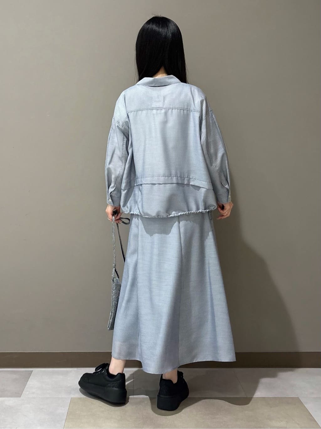 KEIKOさんの「INDIVI｜【接触冷感／洗える／2WAY】ドロスト付 シアーシャンブレーシャツ」を使ったコーディネート