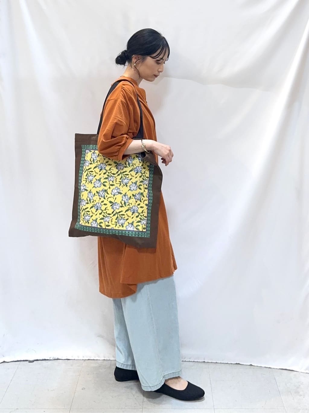 𝐇𝐢𝐫𝐨𝐦𝐢さんの「SHOO･LA･RUE｜【洗濯機可/S-LL】1枚でも羽織でも キーネックシャツワンピース」を使ったコーディネート