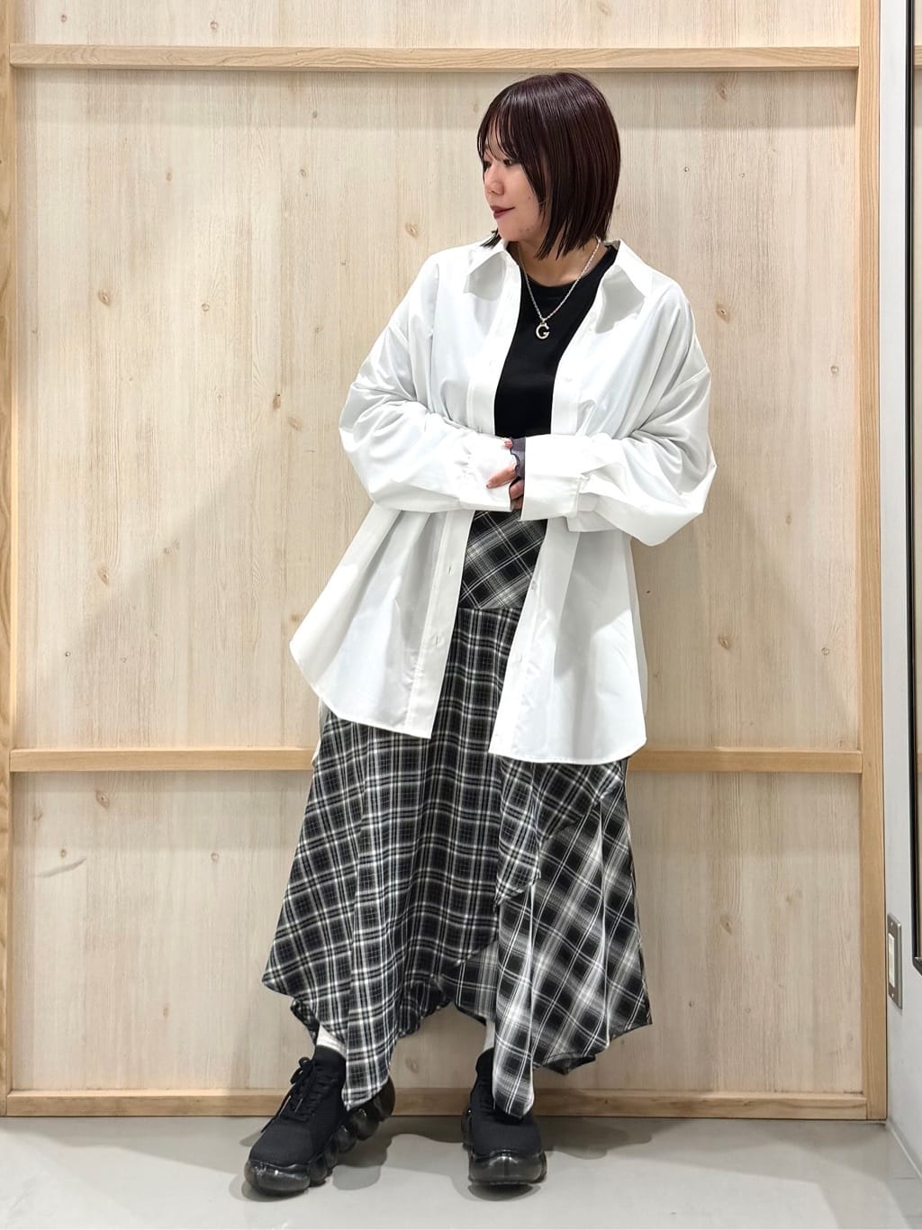nanaさんの「THE SHOP TK｜ゆったりシルエットで体型カバー ロングシャツ」を使ったコーディネート