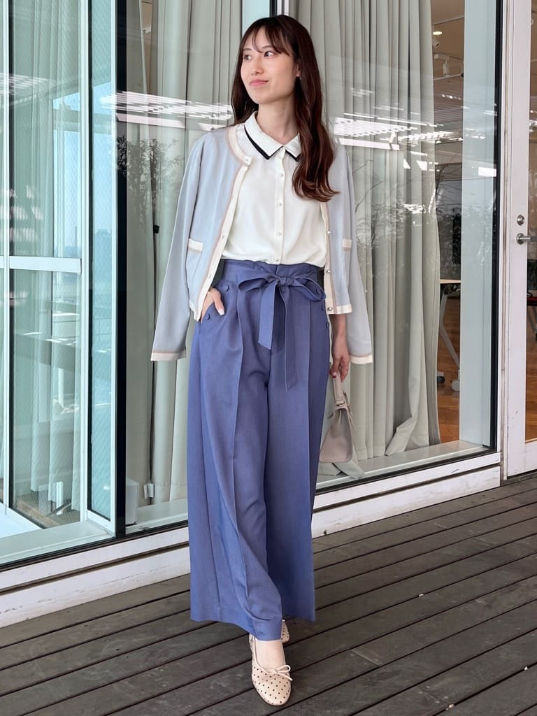 はばさんの「Couture brooch｜【通勤・洗える】配色ダブルカラー ブラウス」を使ったコーディネート