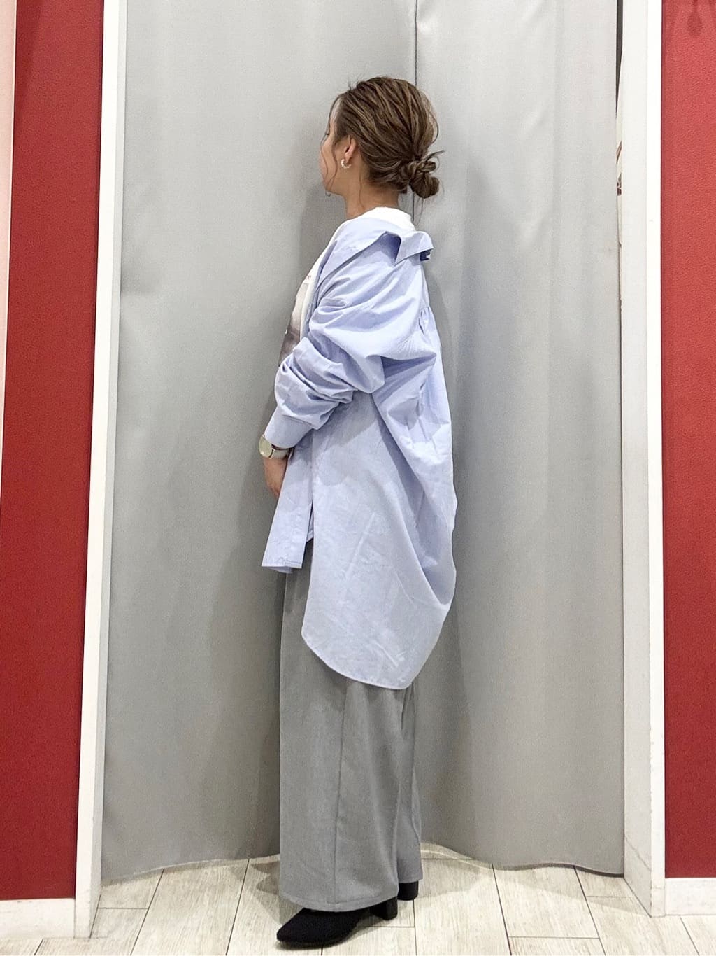 shioさんの「SHOO･LA･RUE｜【体型カバー】バックギャザーで魅せる オーバーサイズシャツ」を使ったコーディネート