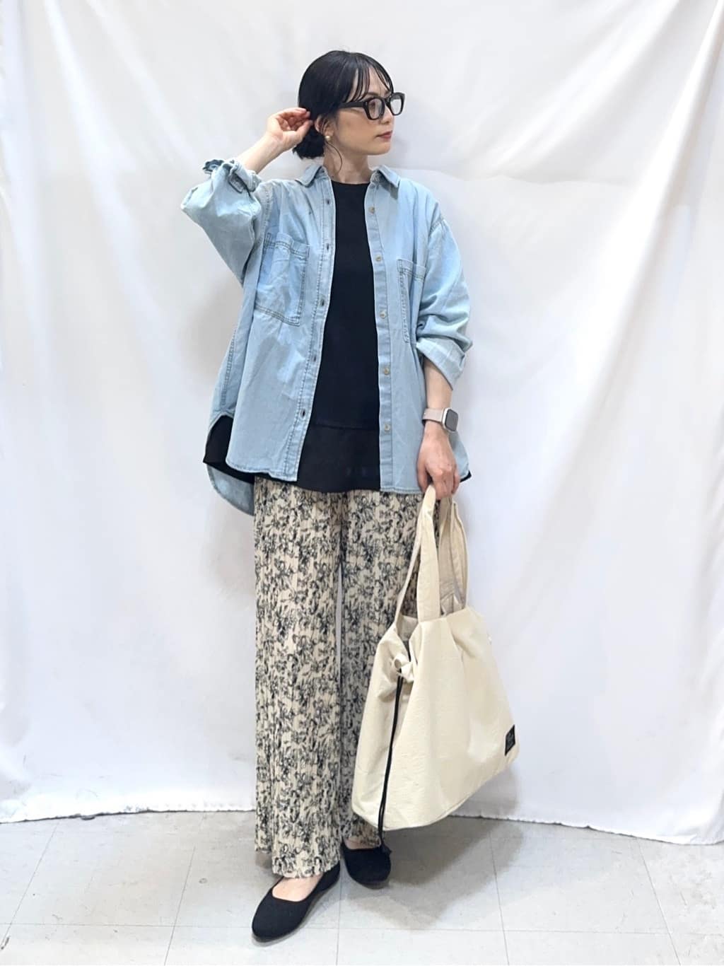 𝐇𝐢𝐫𝐨𝐦𝐢さんの「SHOO･LA･RUE｜【洗濯機可/体型カバー】こなれ感をプラスする ライトオンスデニムシャツ」を使ったコーディネート