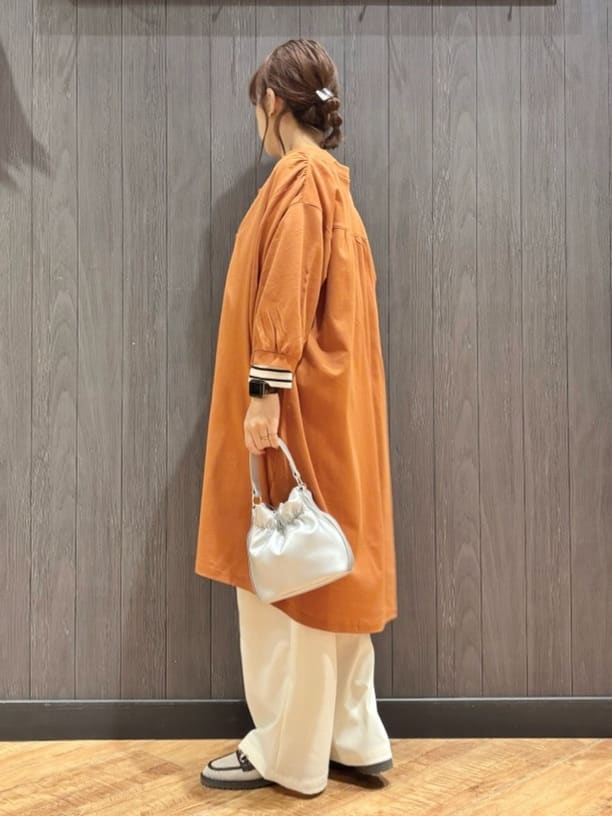meiさんの「SHOO･LA･RUE｜【洗濯機可/S-LL】1枚でも羽織でも キーネックシャツワンピース」を使ったコーディネート