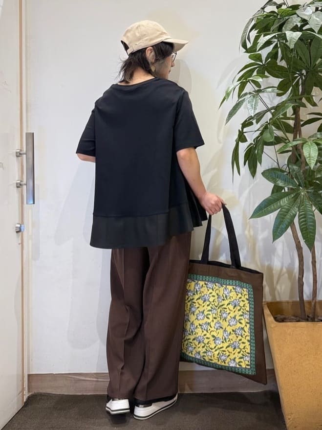 misakiさんの「SHOO･LA･RUE｜【UV/抗菌防臭/洗濯機可】体型カバーも叶う 裾切り替えAライントップス」を使ったコーディネート