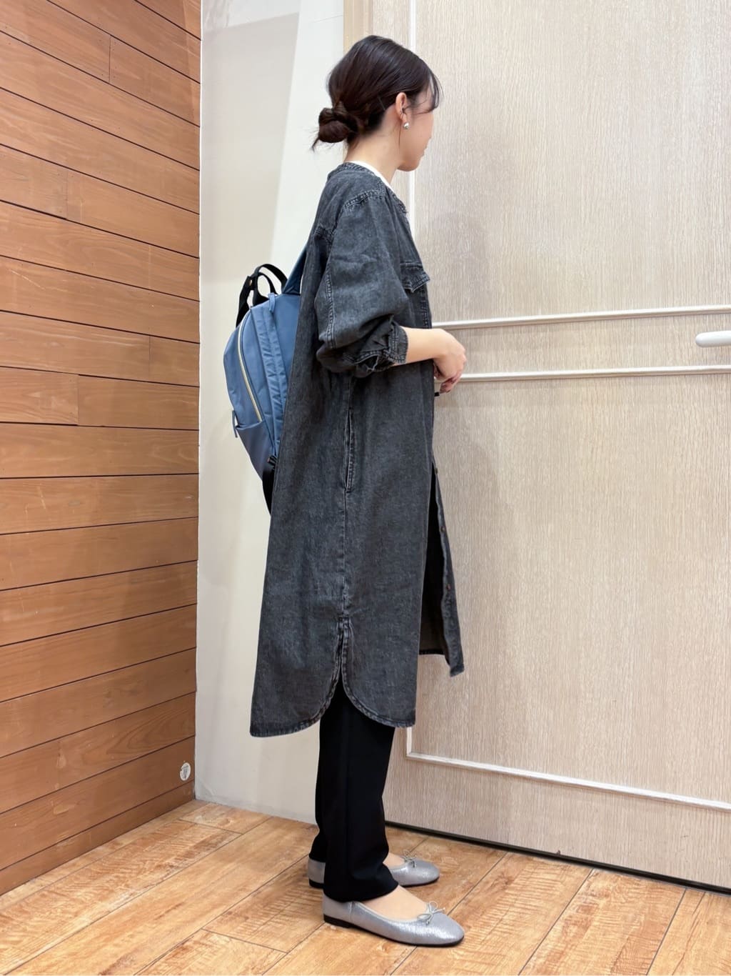 なみさんの「SHOO･LA･RUE｜【ライトオンスデニム/S-LL/体型カバー】首元すっきり ワンピにもなるロングデニムシャツ」を使ったコーディネート