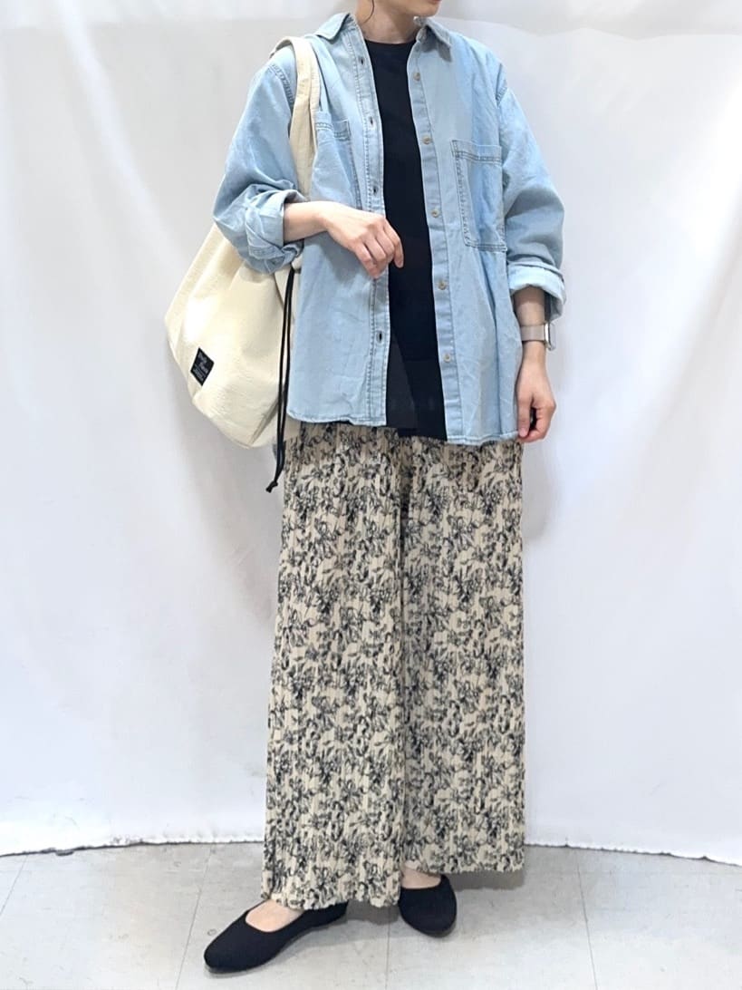 𝐇𝐢𝐫𝐨𝐦𝐢さんの「SHOO･LA･RUE｜【洗濯機可/体型カバー】こなれ感をプラスする ライトオンスデニムシャツ」を使ったコーディネート