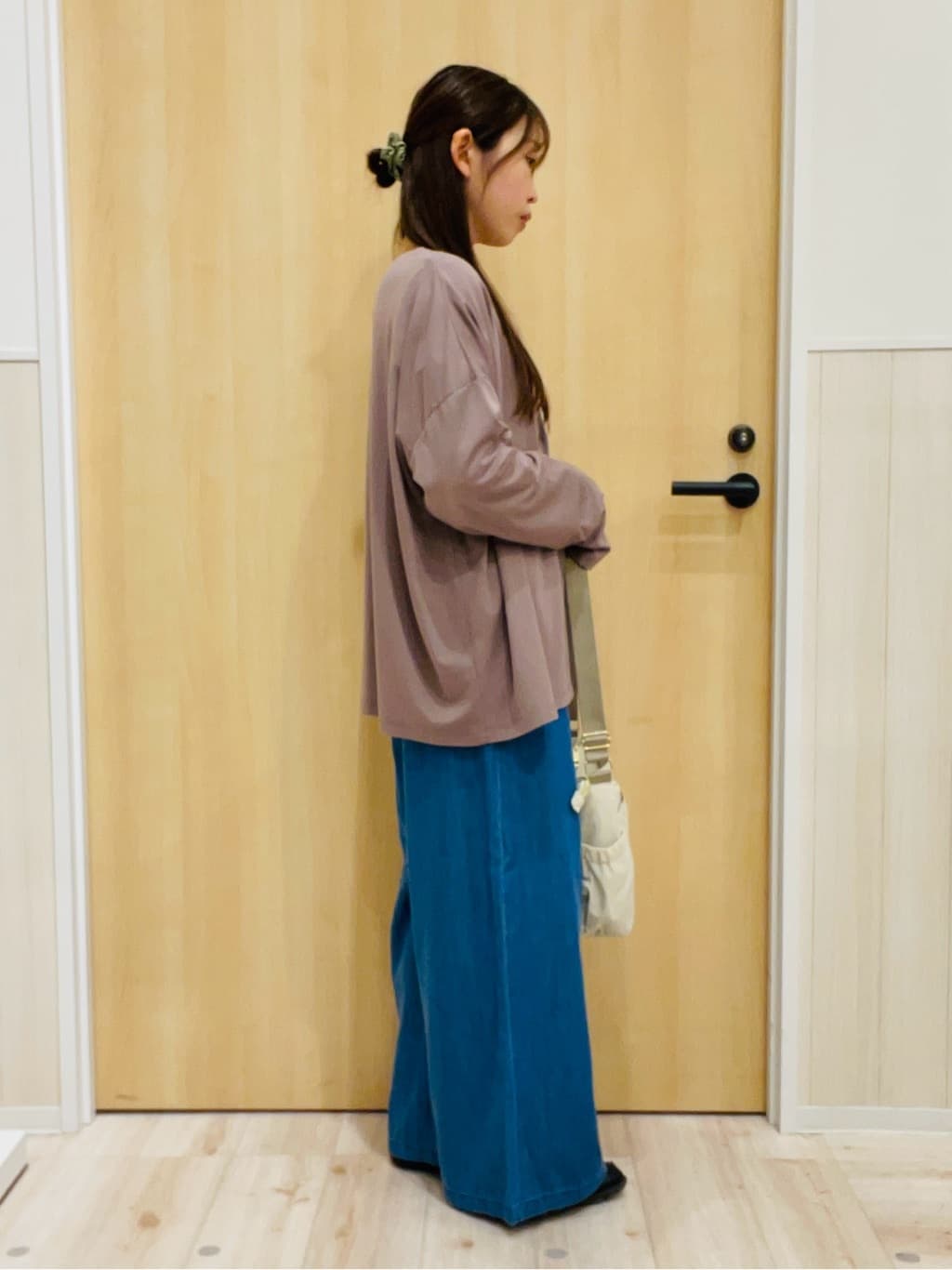 minamiさんの「SHOO･LA･RUE｜【S-LL/UV】手の甲まで隠れる 指穴付き とろみVネックカーディガン」を使ったコーディネート