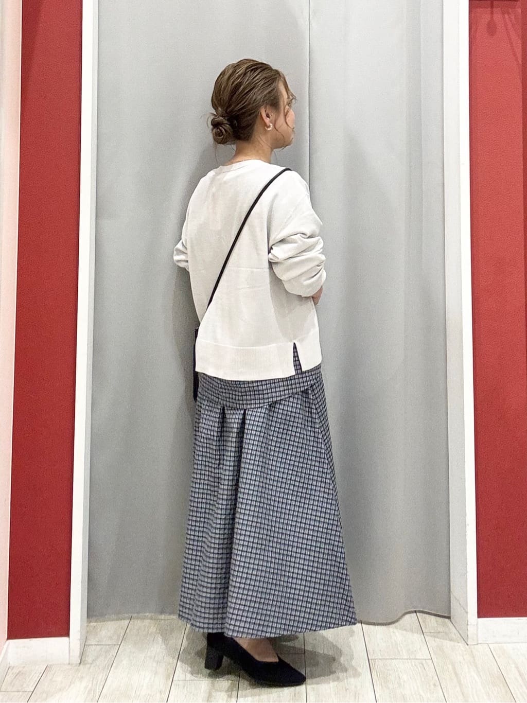 shioさんの「SHOO･LA･RUE｜【洗濯機可/UV】さらっとしたタッチが心地よい ショート丈 Vネックカーディガン」を使ったコーディネート