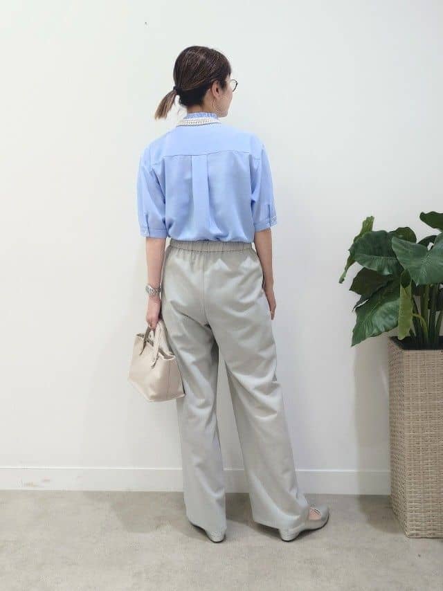 MUTSUKOさんの「UNTITLED｜【接触冷感/通気性/洗える】スタンドカラーフリルブラウス」を使ったコーディネート