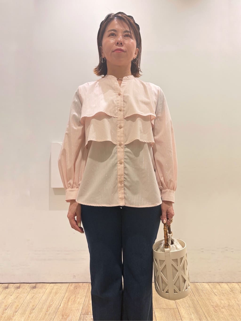 YUKOさんの「index｜フリルキーネックシャツ【洗濯機OK／イージーアイロン／防シワ】《XS～LL／7col》」を使ったコーディネート