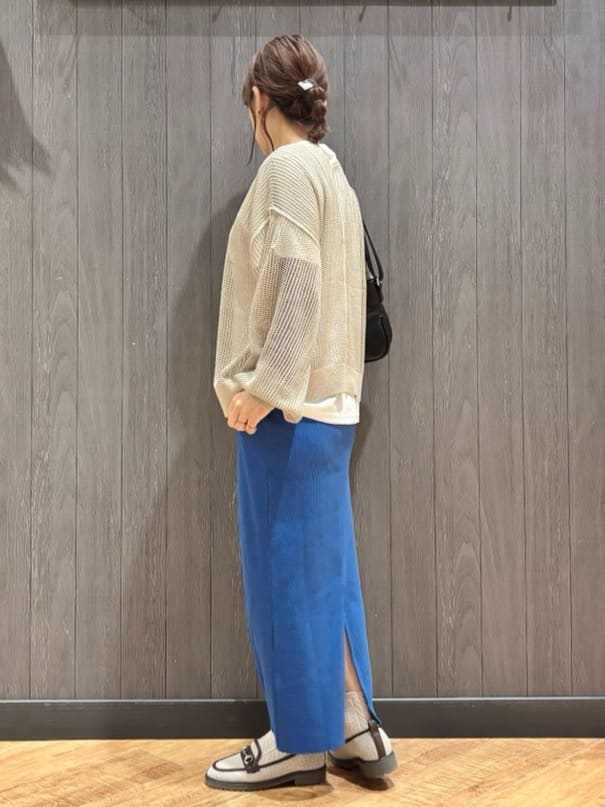 meiさんの「SHOO･LA･RUE｜【2点セット/洗濯機可/S-LL】時短でこなれ見え カーデにもなる2WAYメッシュニット+半袖ロゴT」を使ったコーディネート