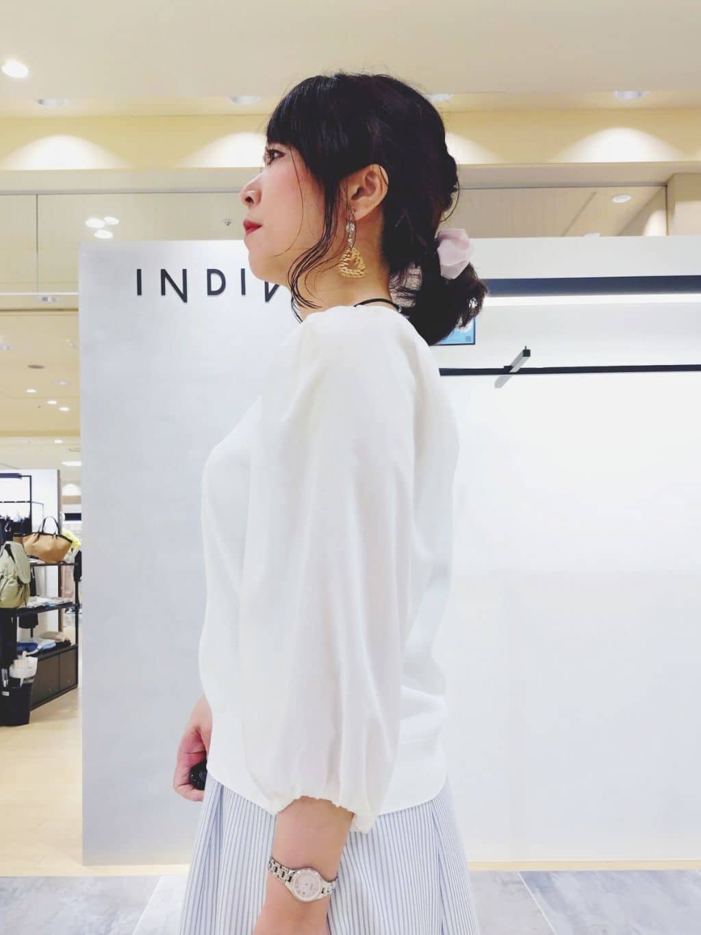 TOMOMIさんの「INDIVI｜【接触冷感／洗える／SETUP可能】シアーシャンブレータックフレアスカート」を使ったコーディネート